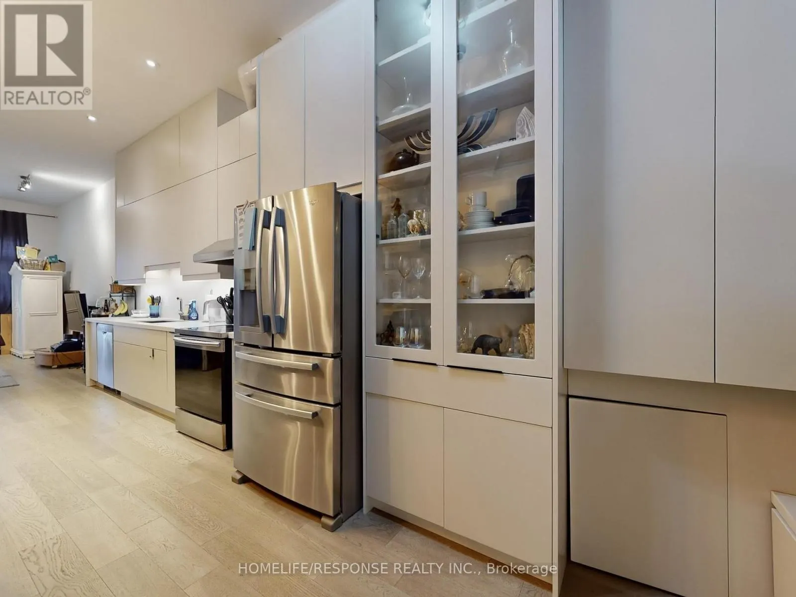 1095 DUNDAS STREET E