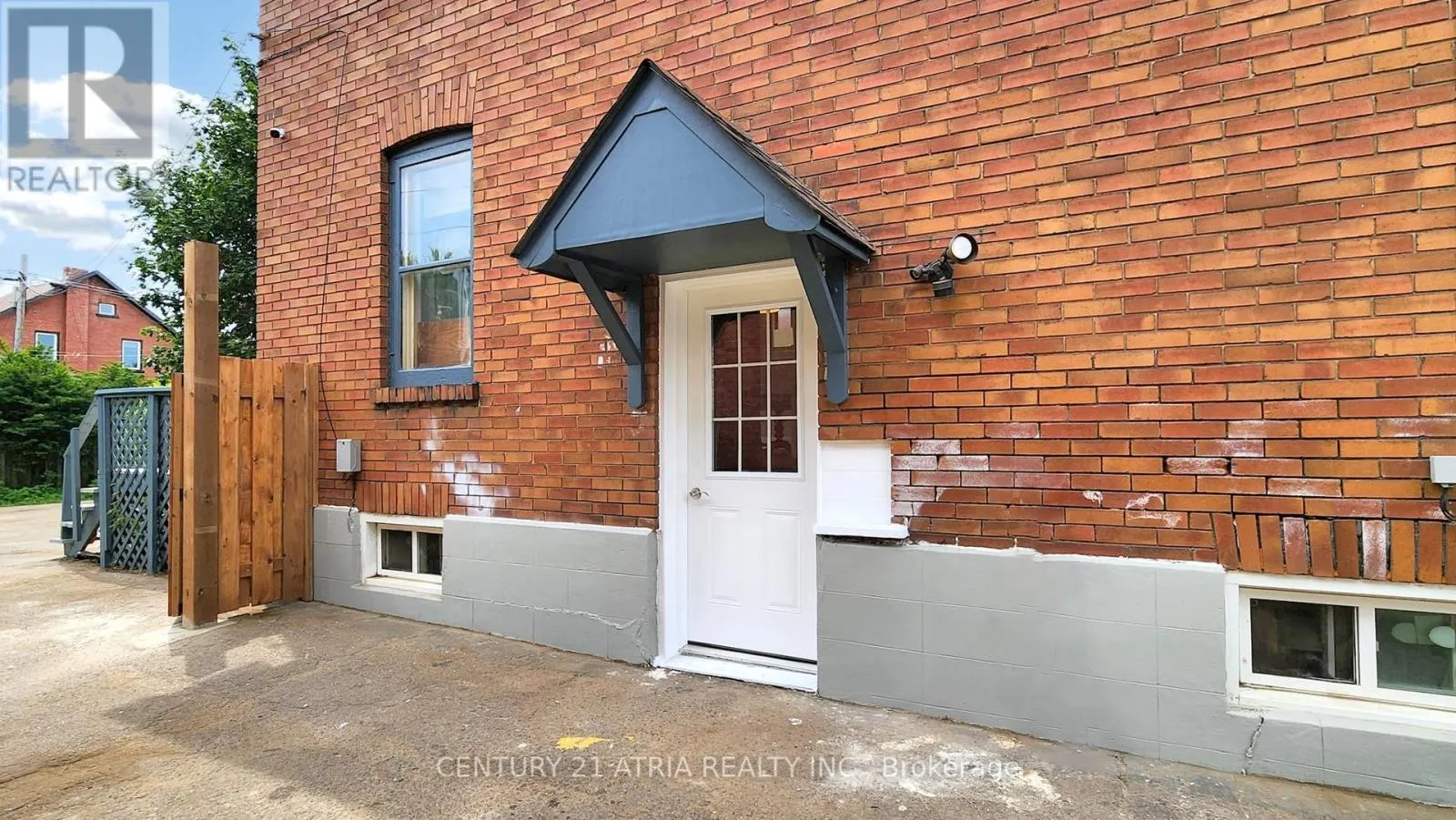 149 ADELAIDE AVENUE E