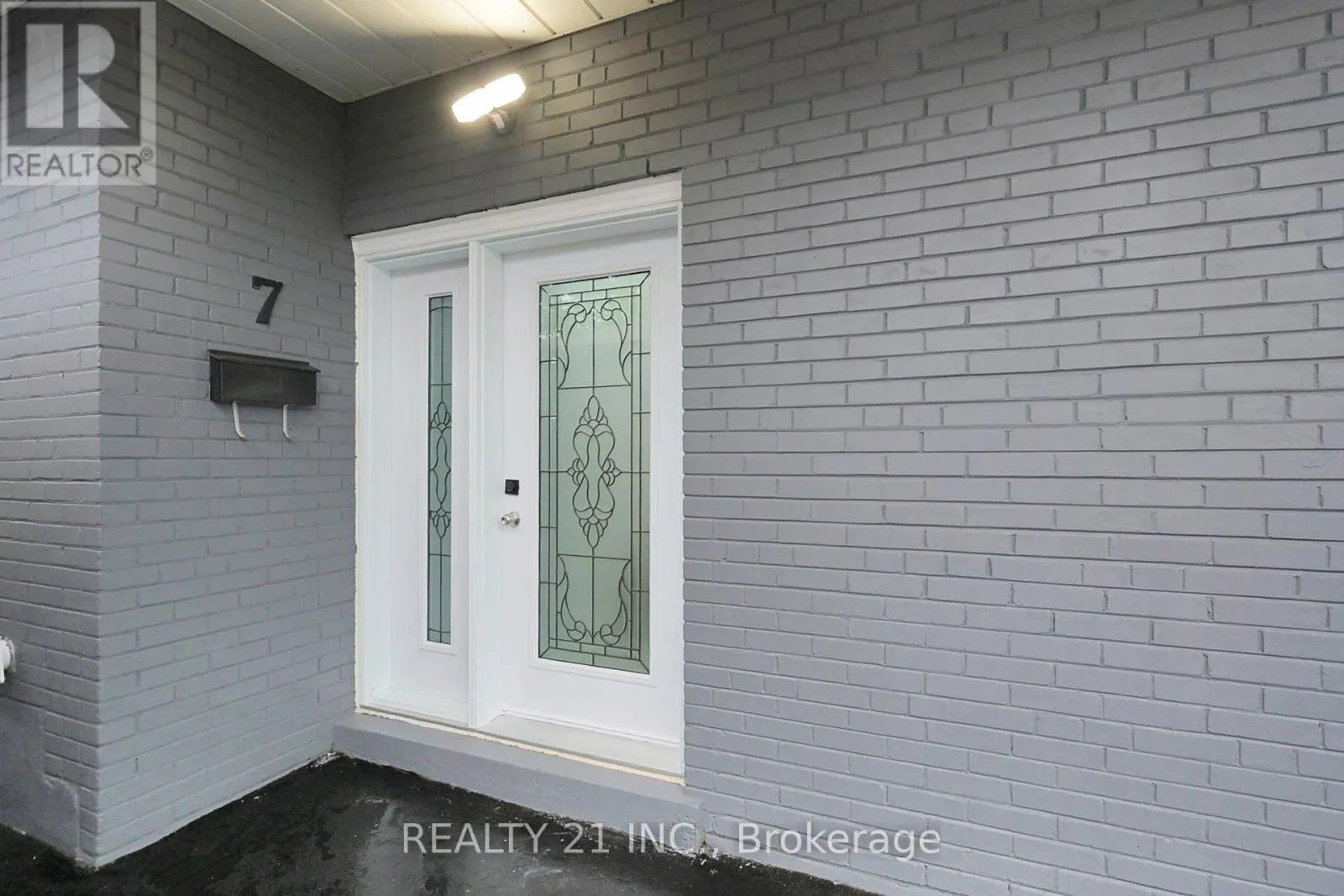 7 STONEY CREEK DRIVE