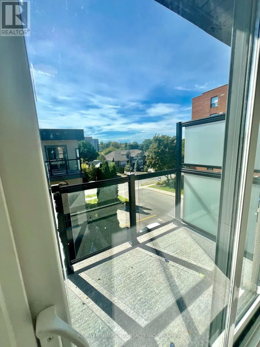 30 - 400 MARY STREET E