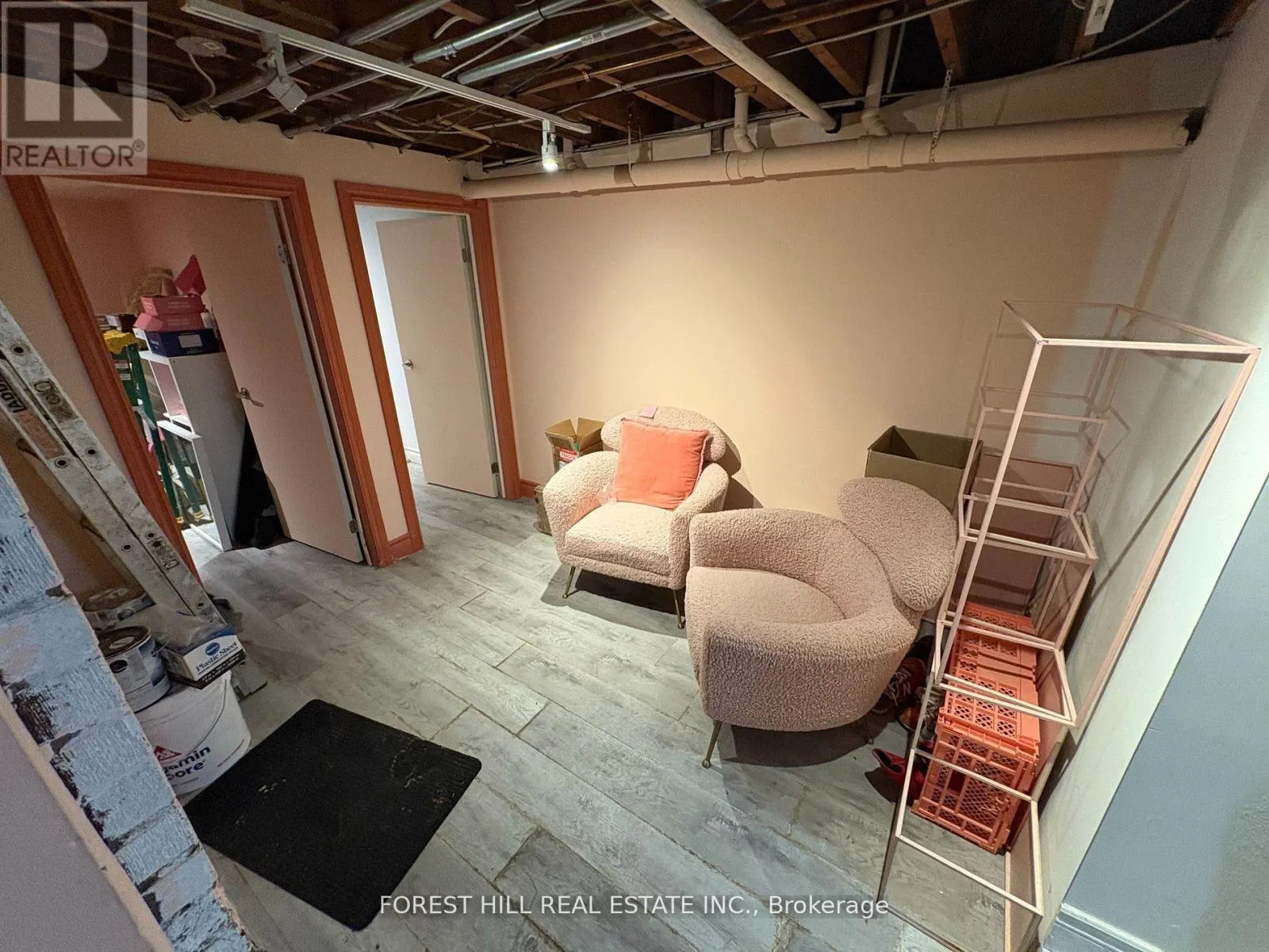 724 1/2 QUEEN STREET E