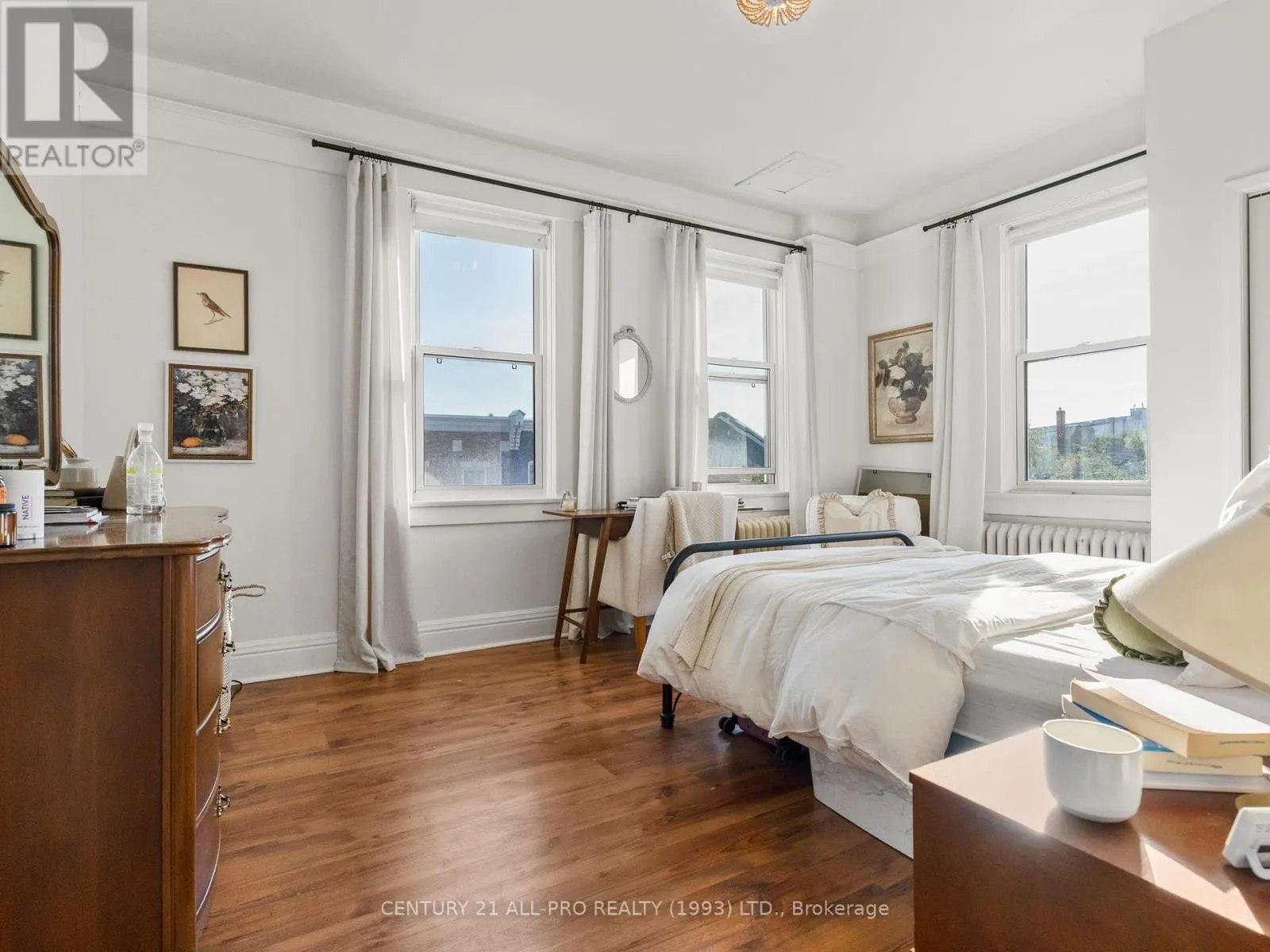 34 KING STREET W