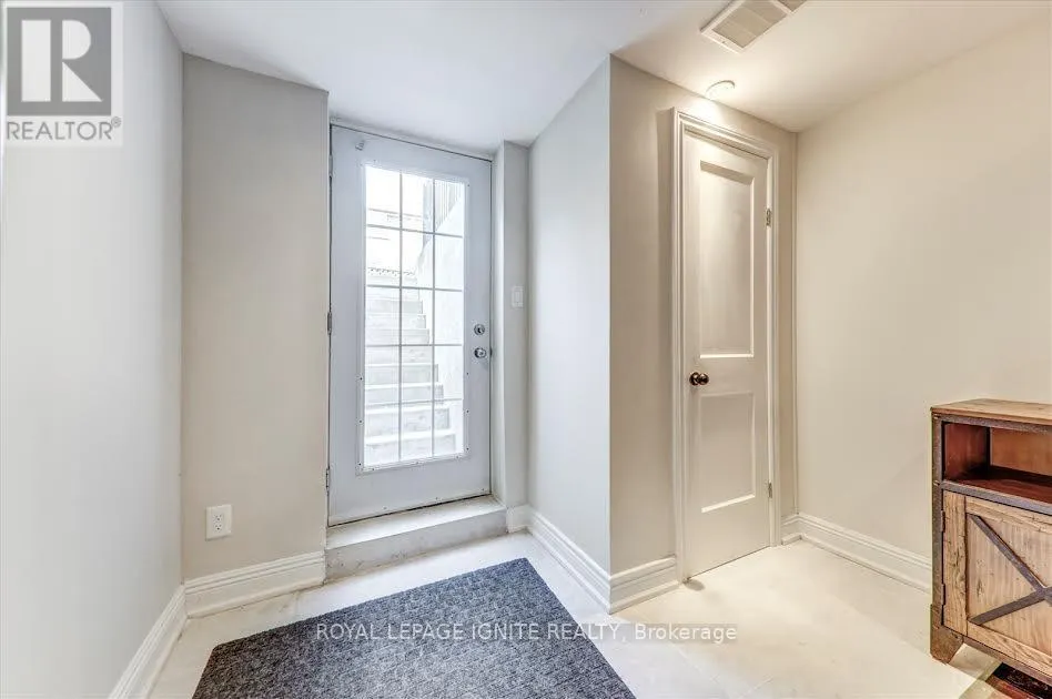 26 HALFMOON SQUARE