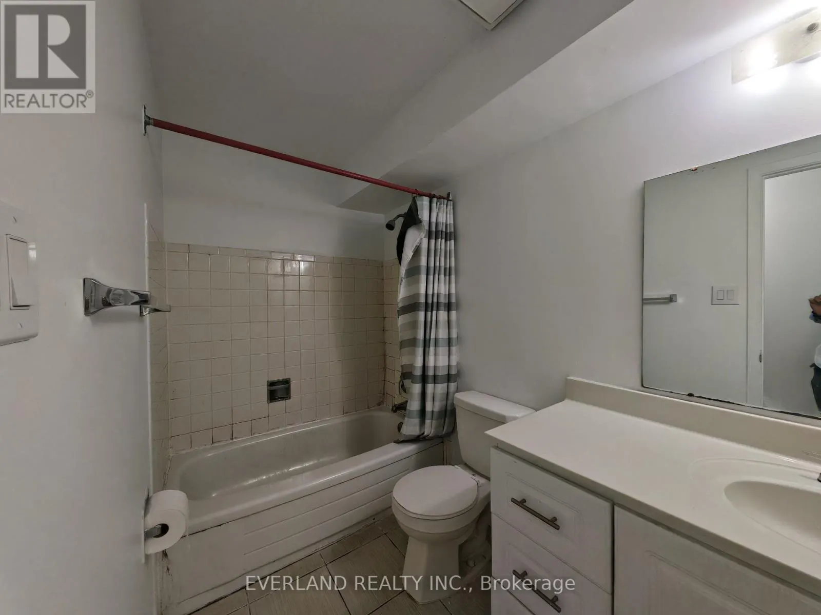 18 CAMBERLEY COURT