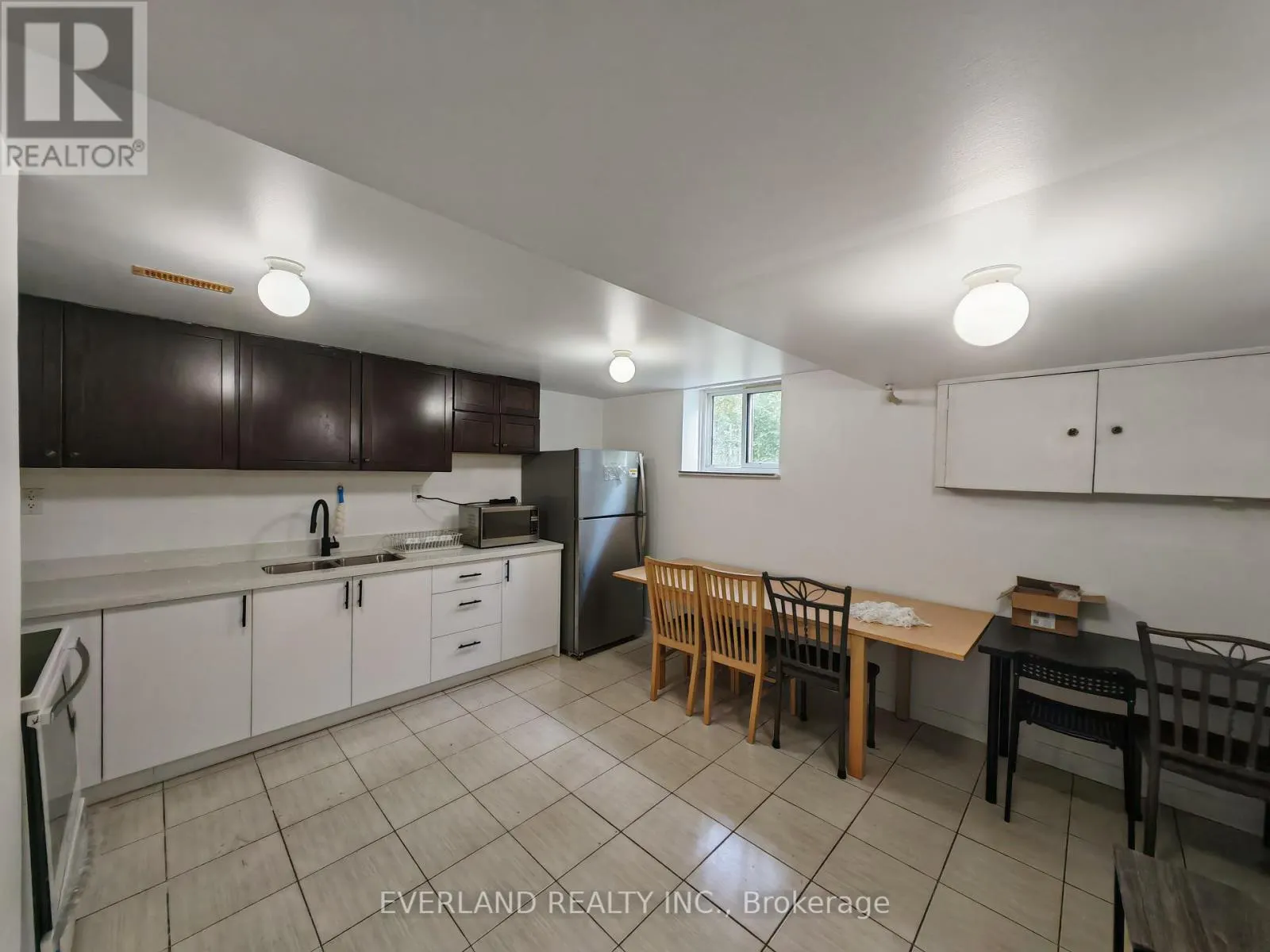 18 CAMBERLEY COURT
