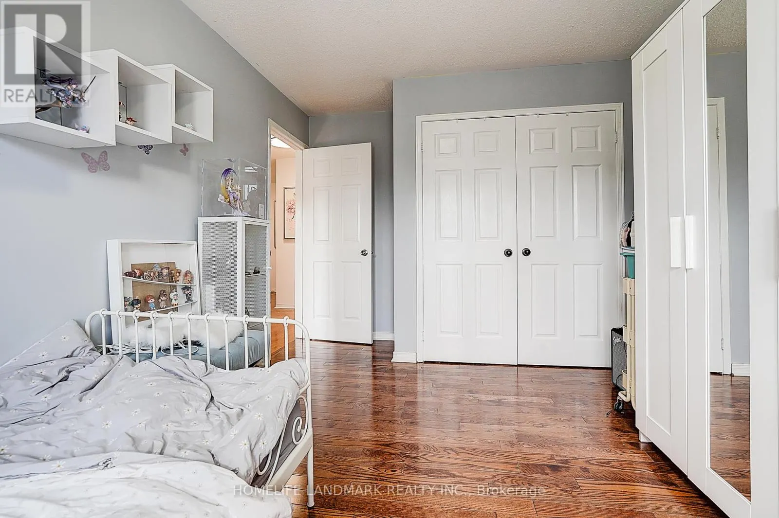 21 DONLEVY CRESCENT