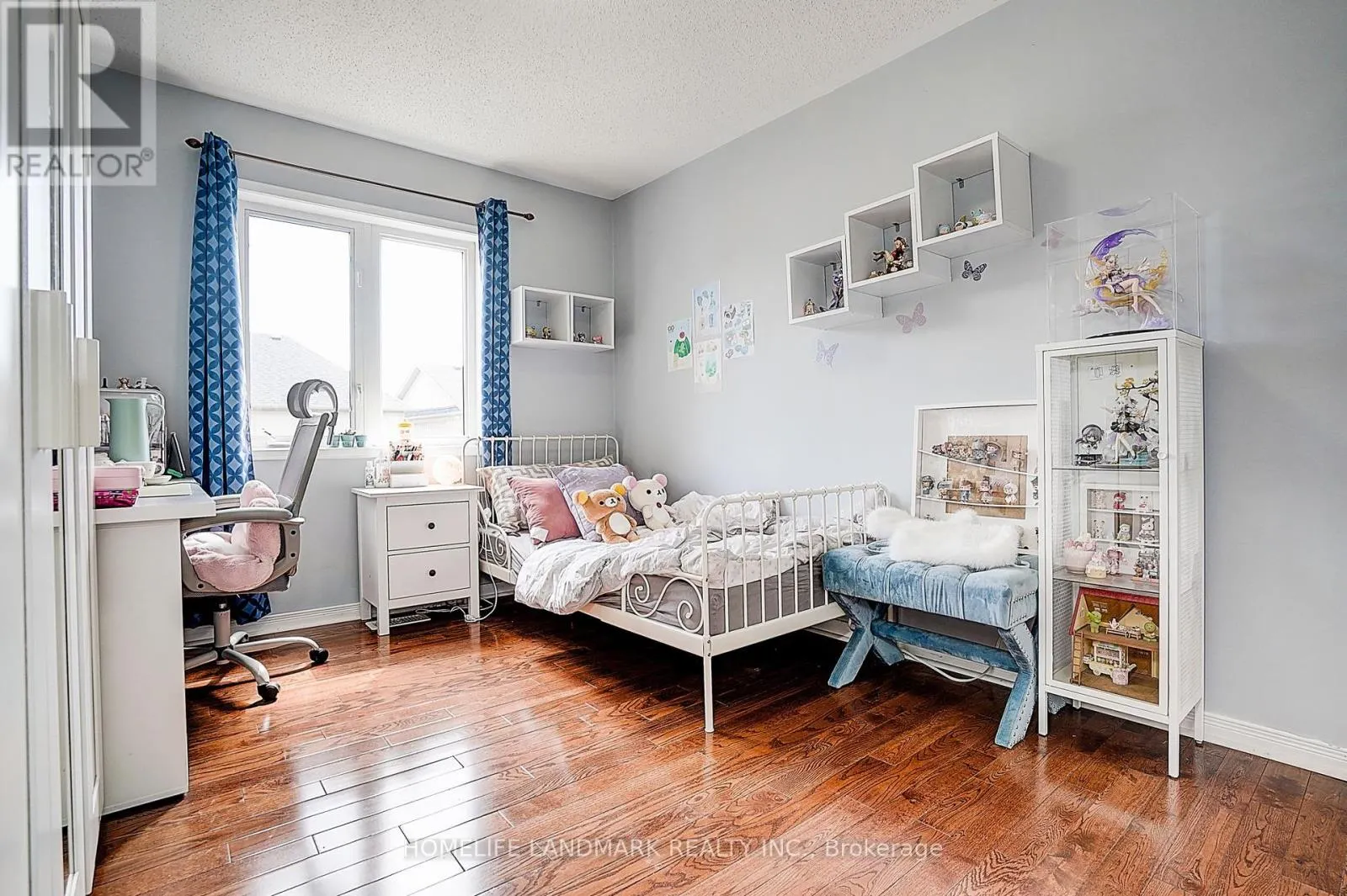 21 DONLEVY CRESCENT