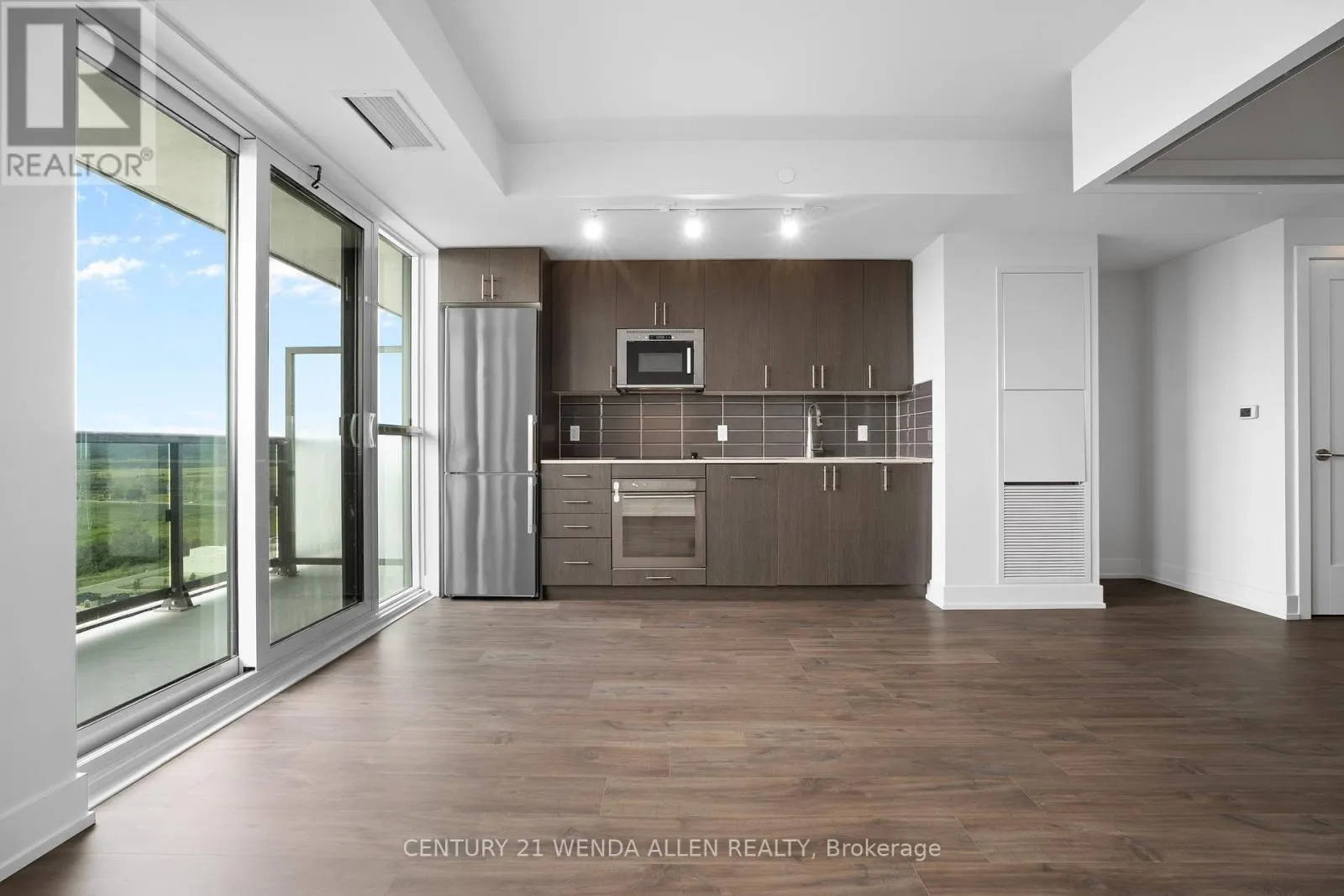 1901 - 2550 SIMCOE STREET N