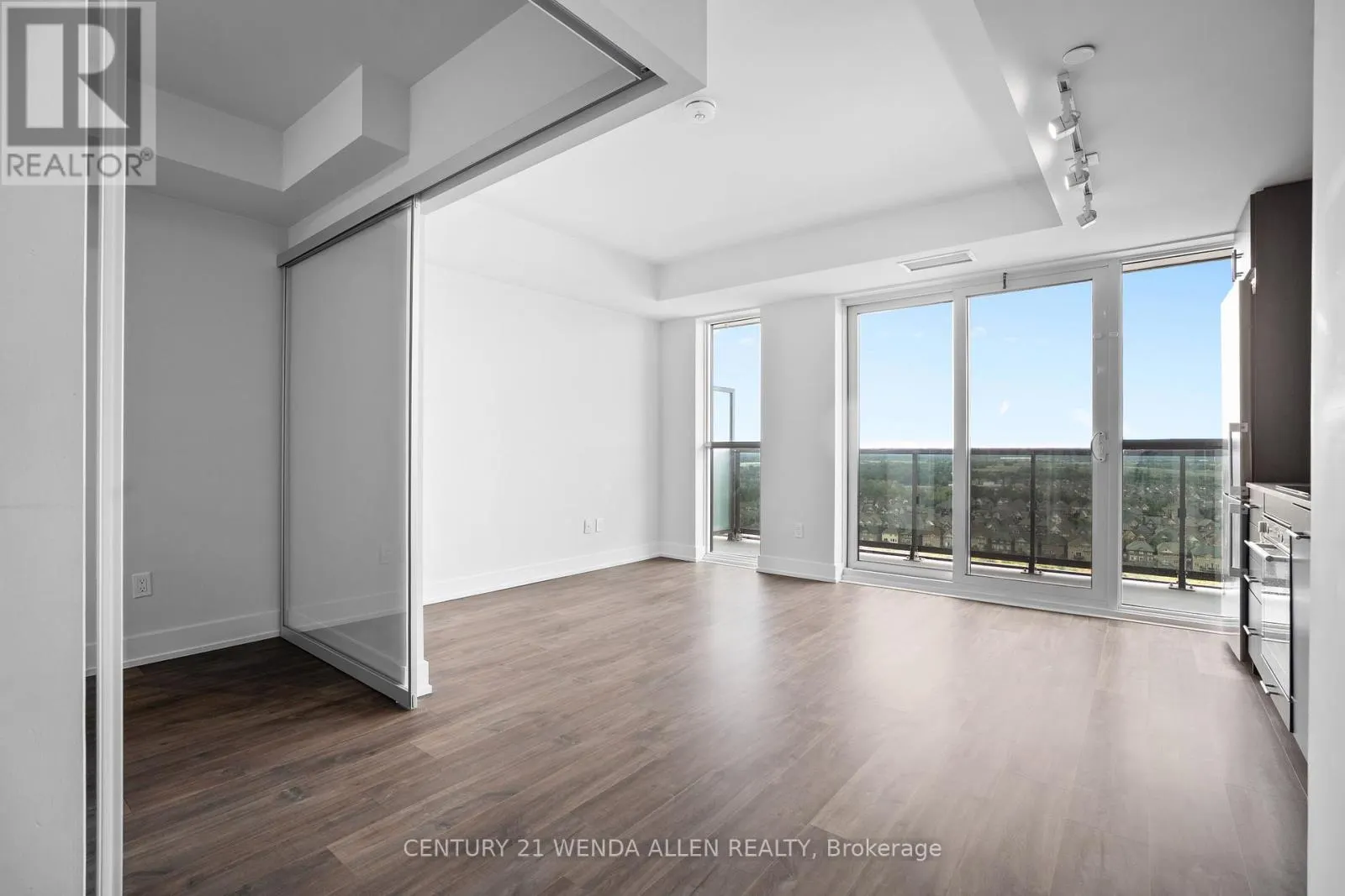 1901 - 2550 SIMCOE STREET N