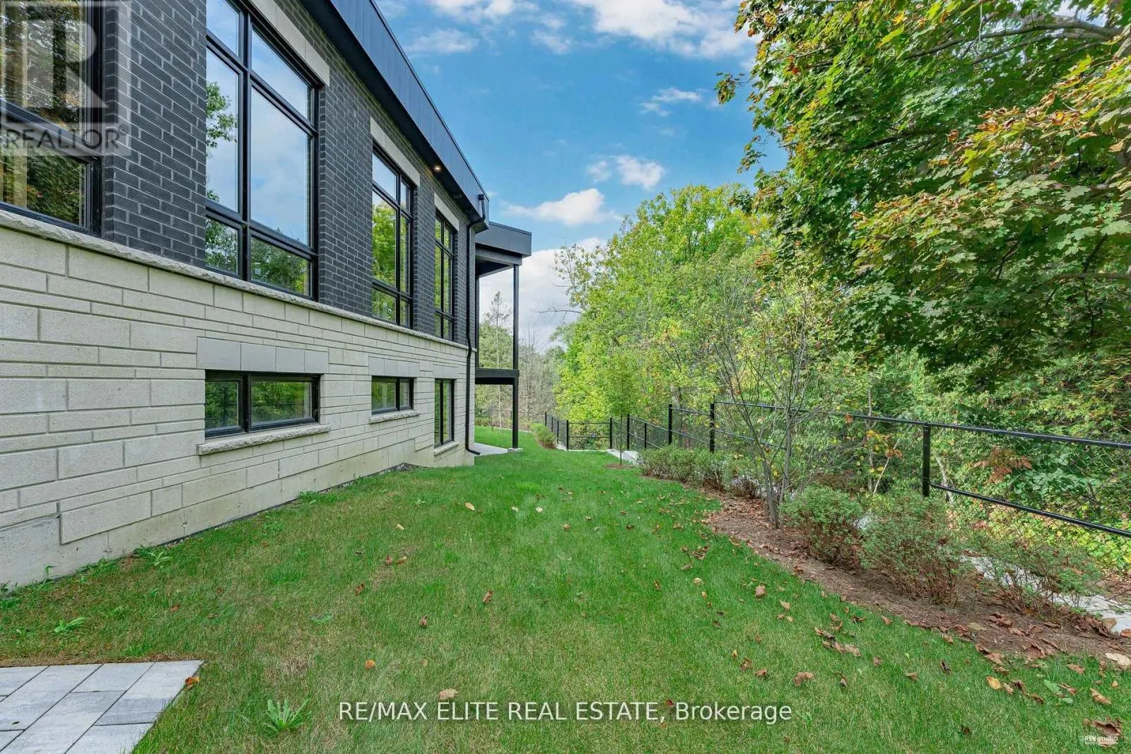 8 TIDMARSH LANE