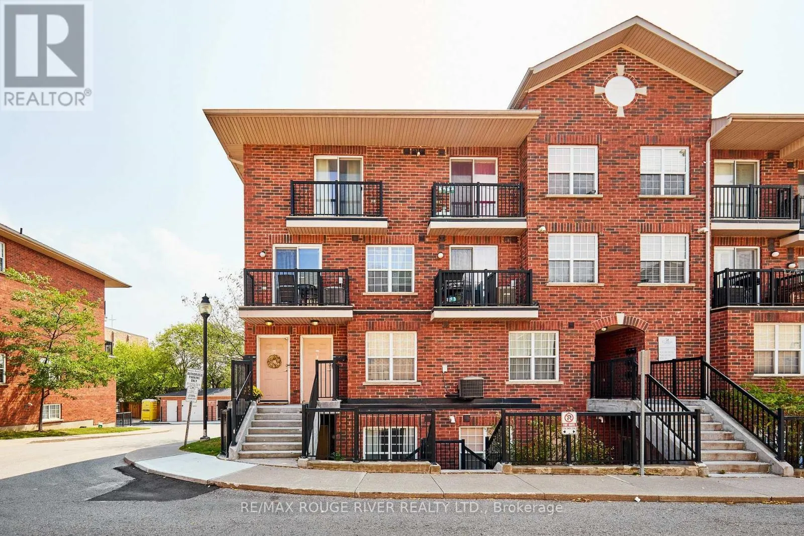 312 - 25 STRANGFORD LANE