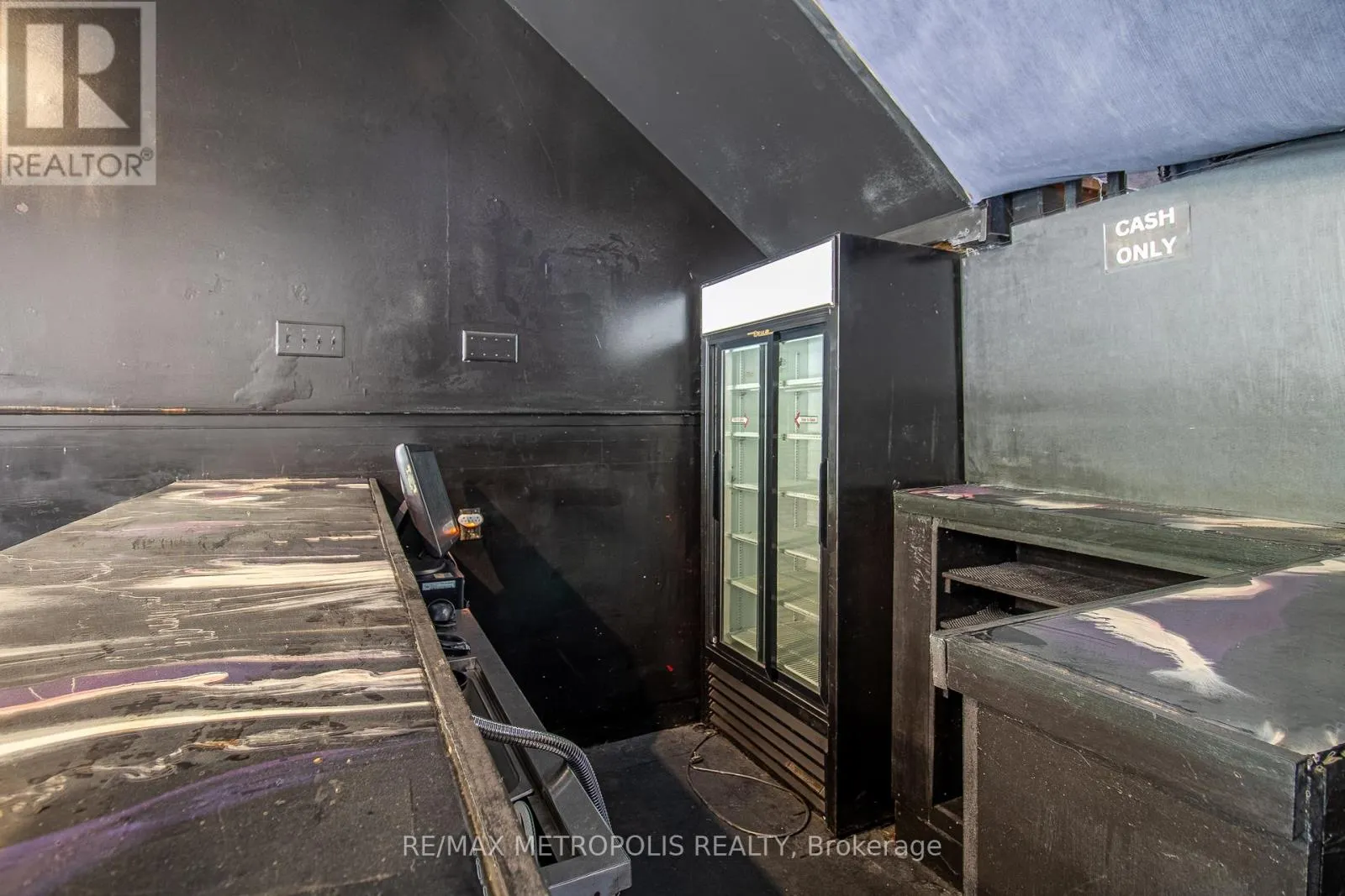 504 SIMCOE STREET S