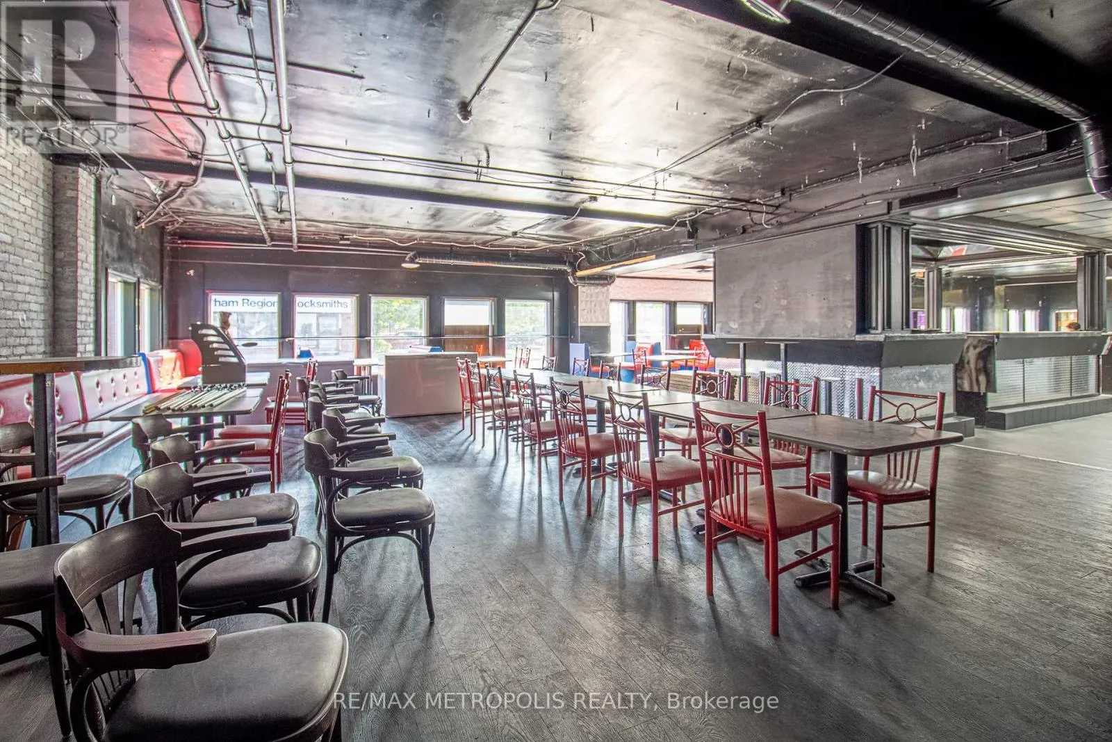 504 SIMCOE STREET S