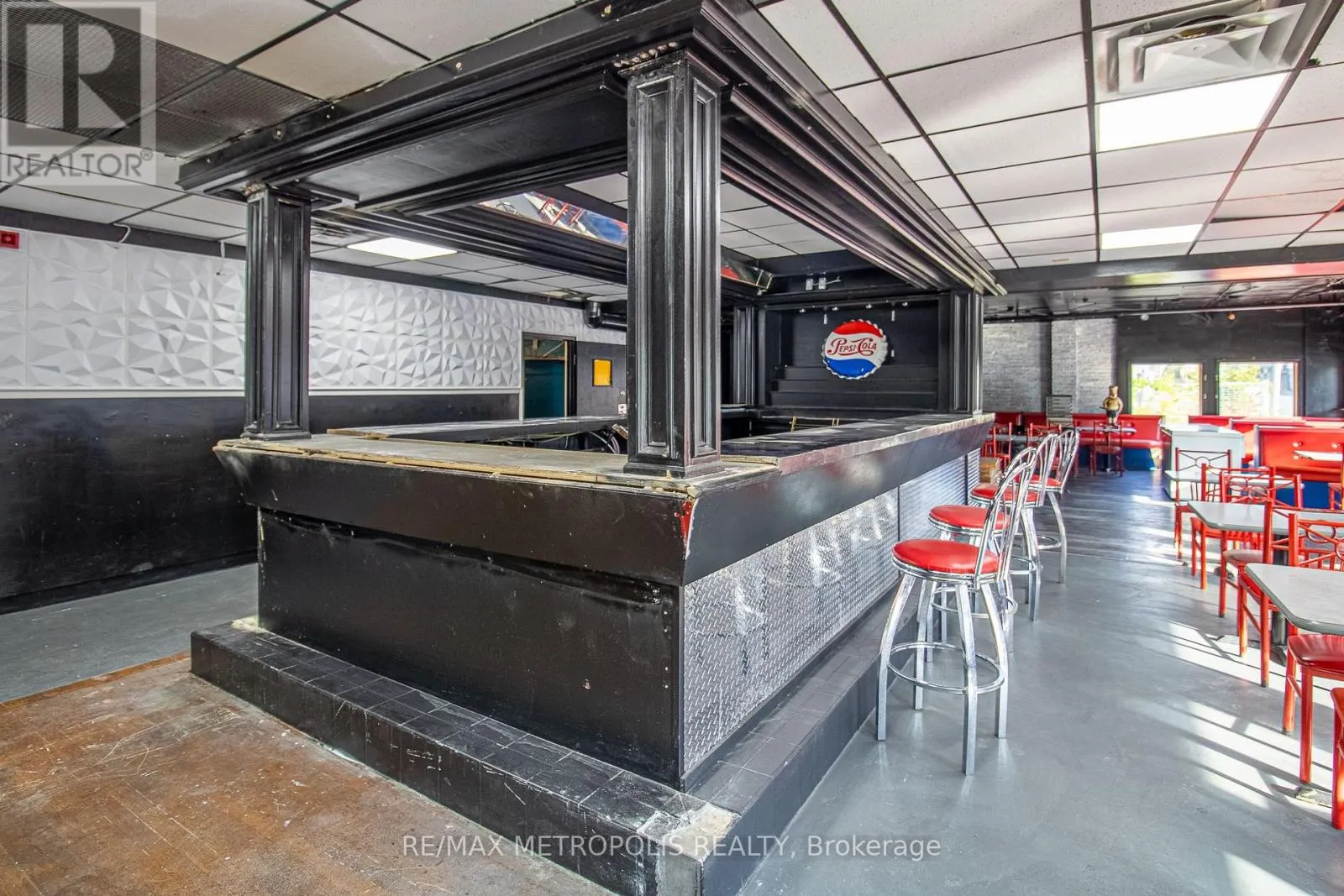 504 SIMCOE STREET S
