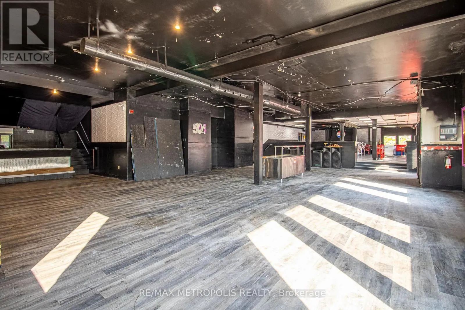 504 SIMCOE STREET S