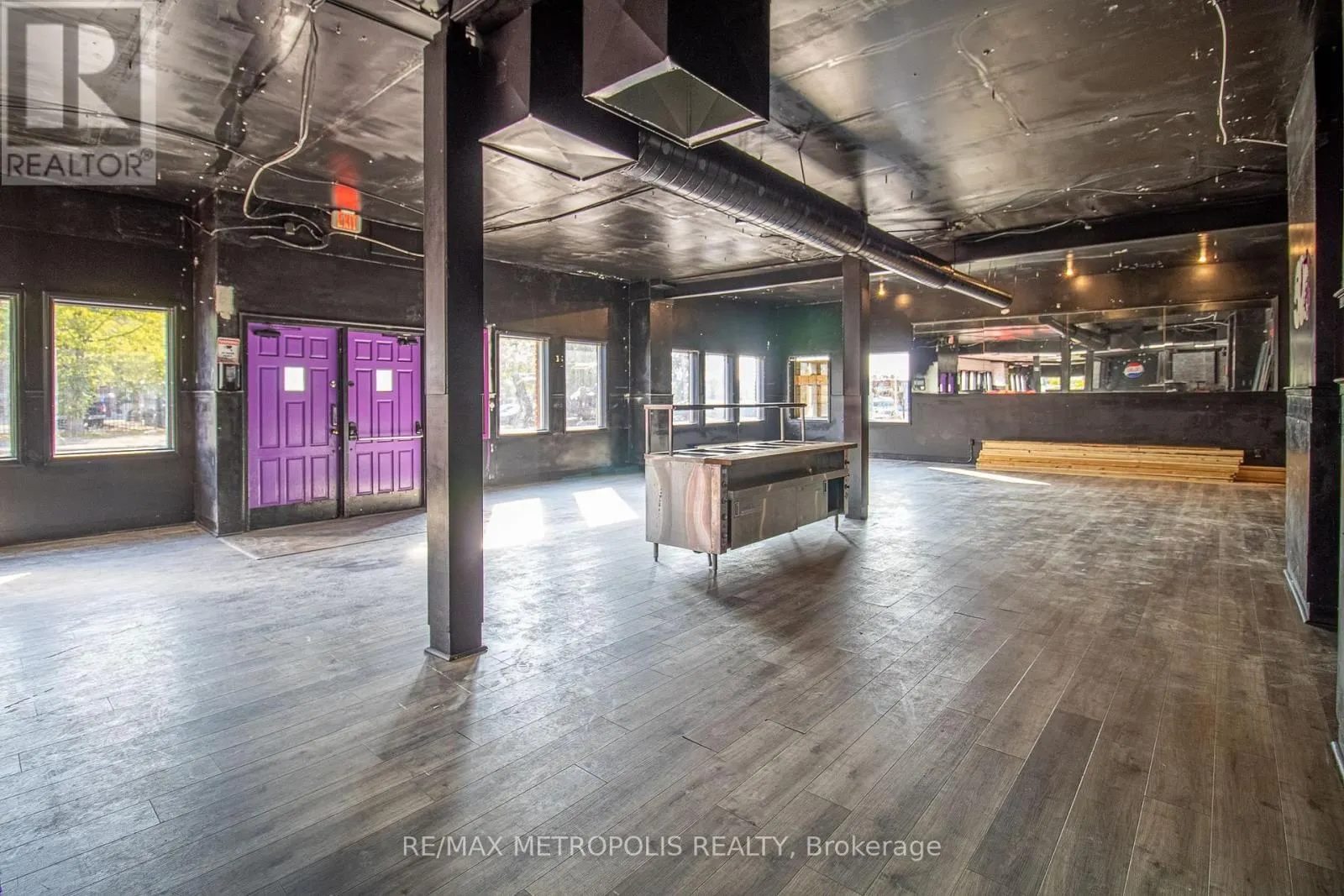 504 SIMCOE STREET S