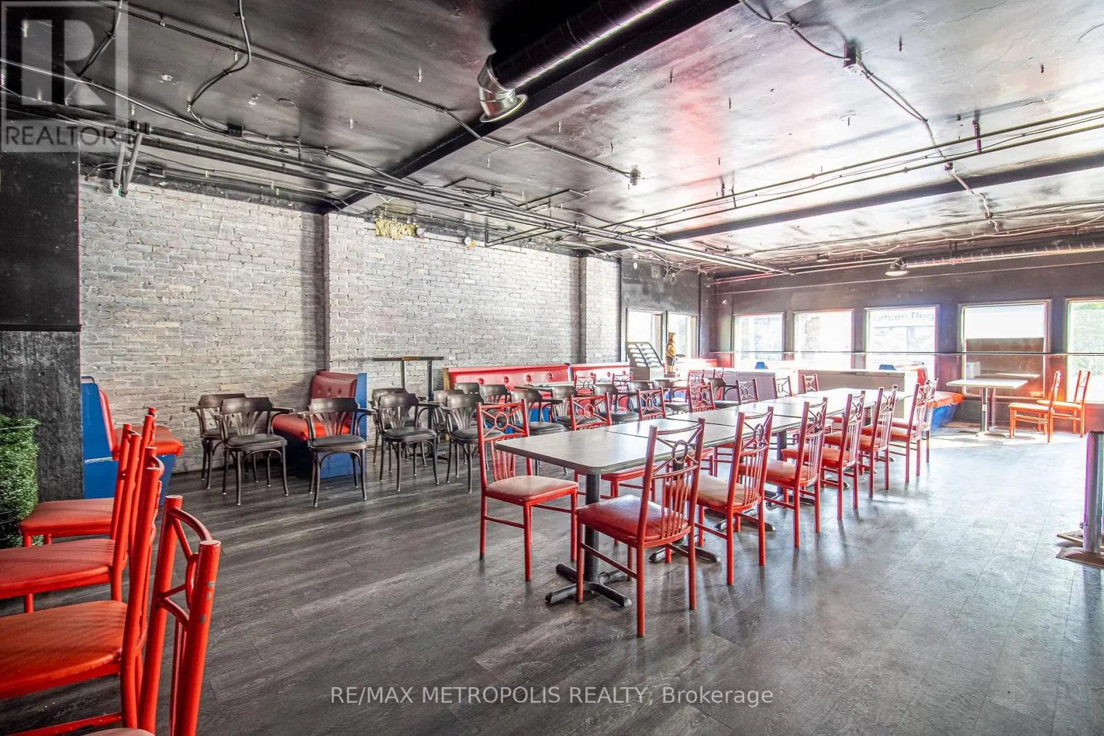 504 SIMCOE STREET S