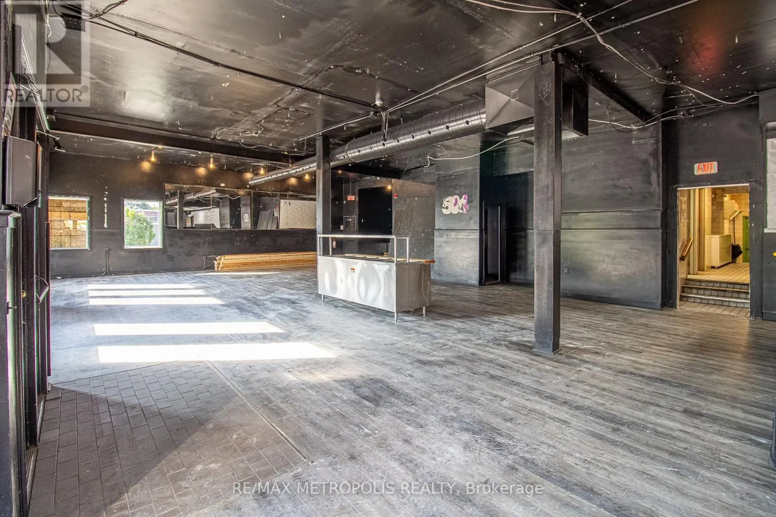504 SIMCOE STREET S