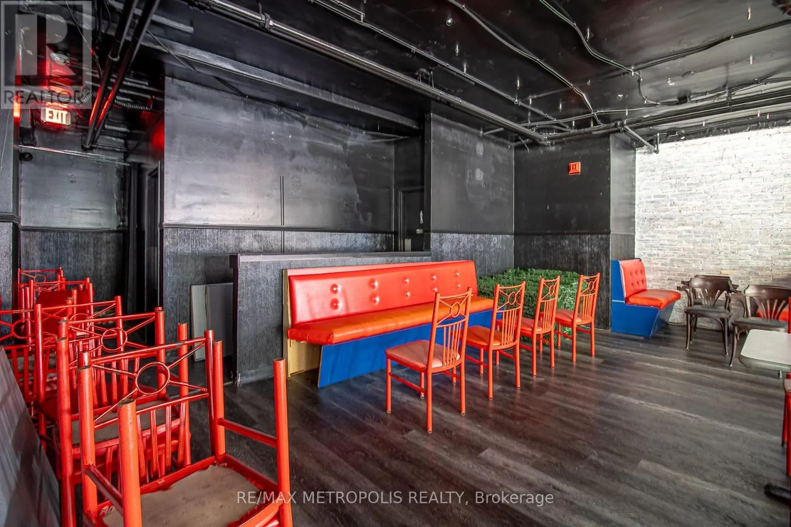 504 SIMCOE STREET S