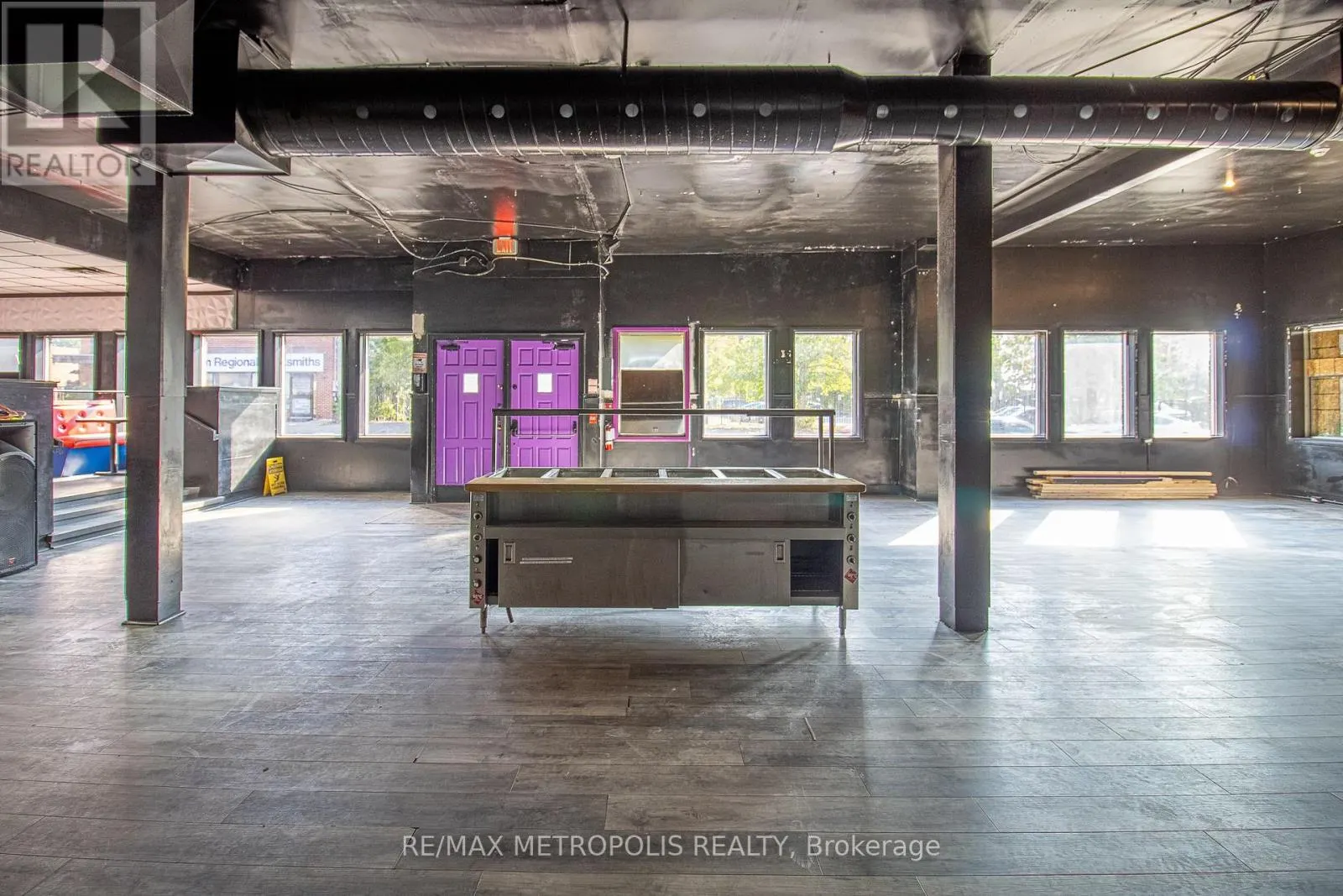 504 SIMCOE STREET S