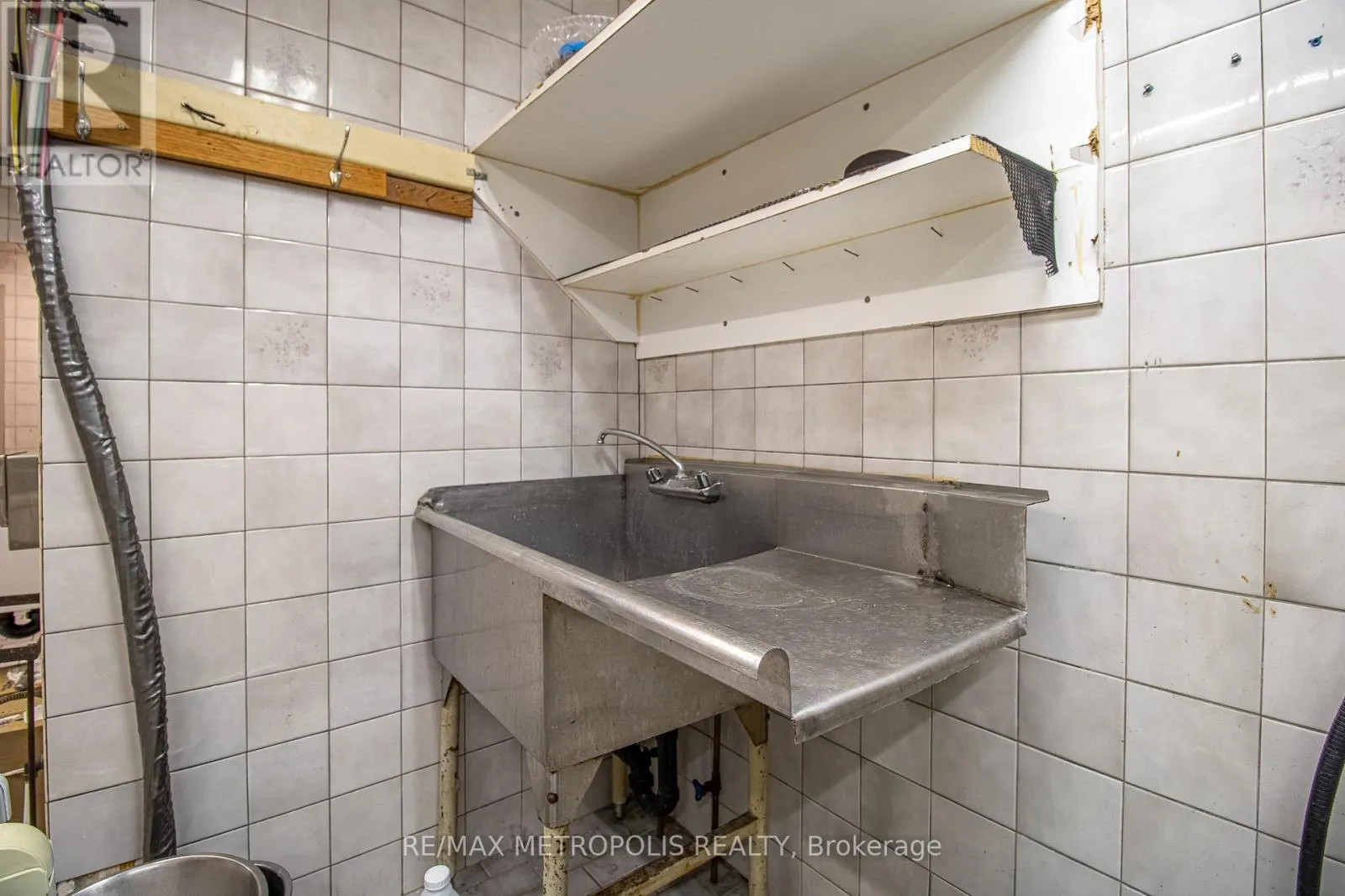 504 SIMCOE STREET S