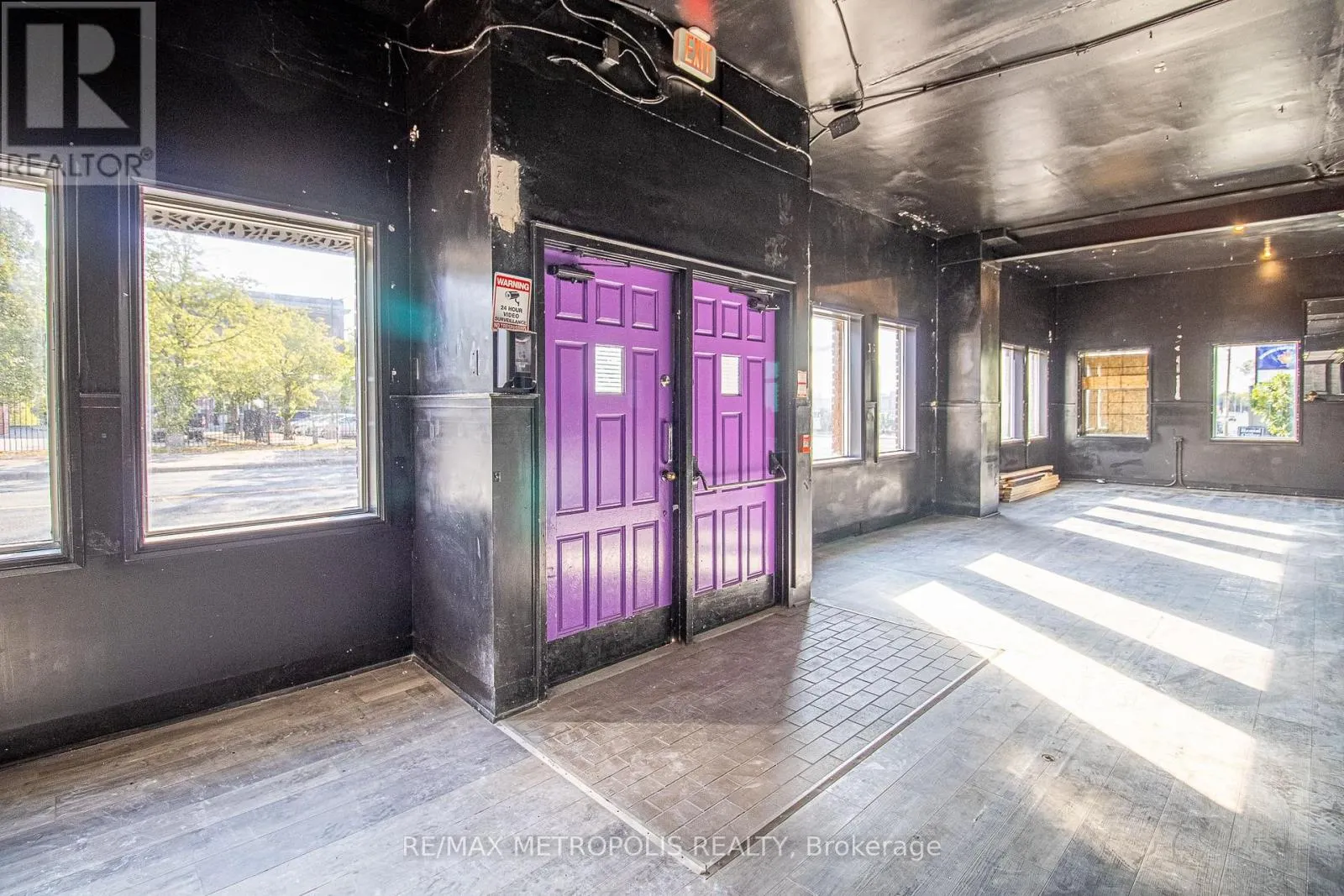 504 SIMCOE STREET S