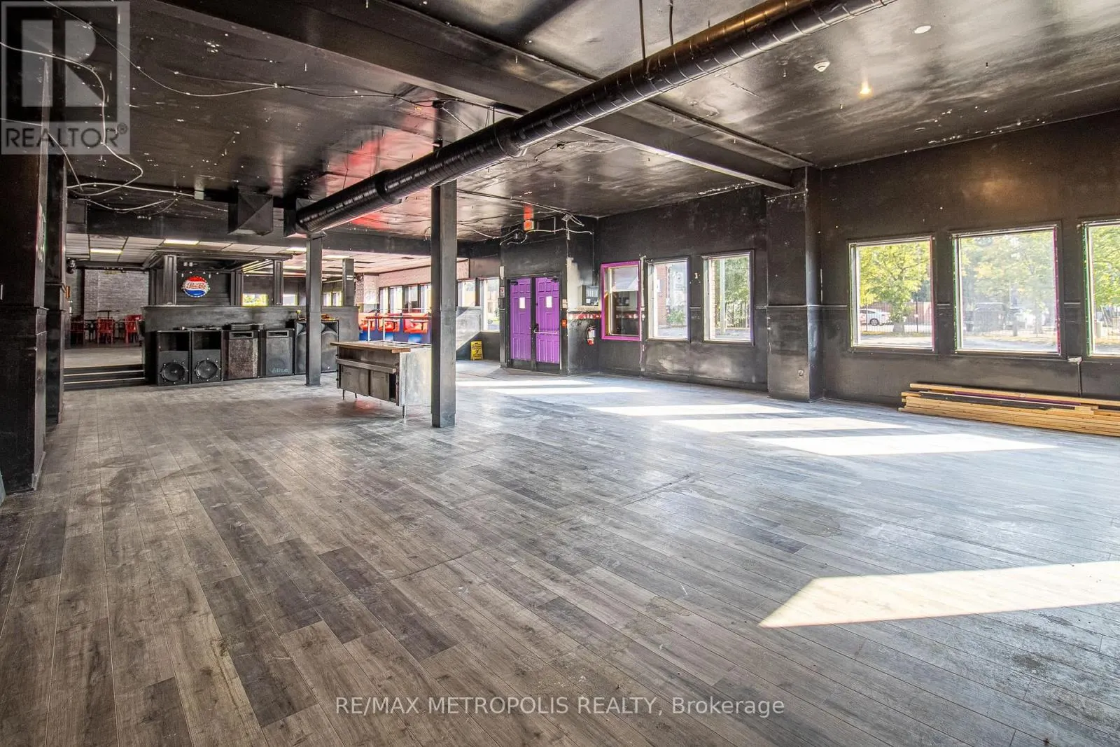 504 SIMCOE STREET S