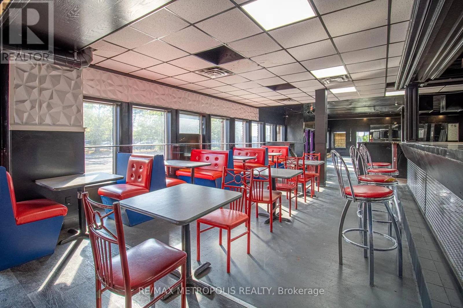 504 SIMCOE STREET S