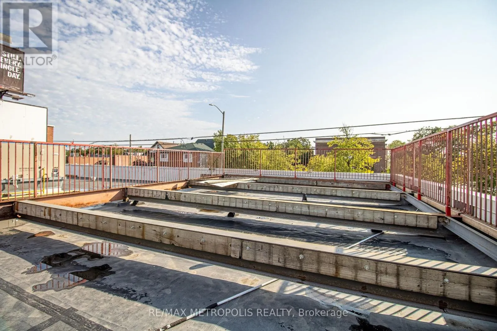 504 SIMCOE STREET S