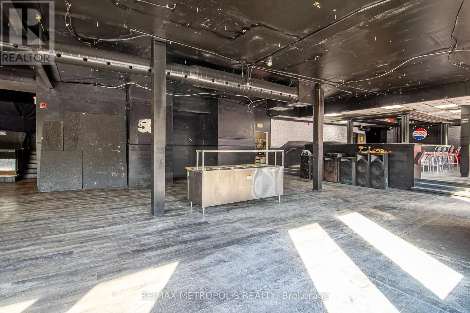 504 SIMCOE STREET S