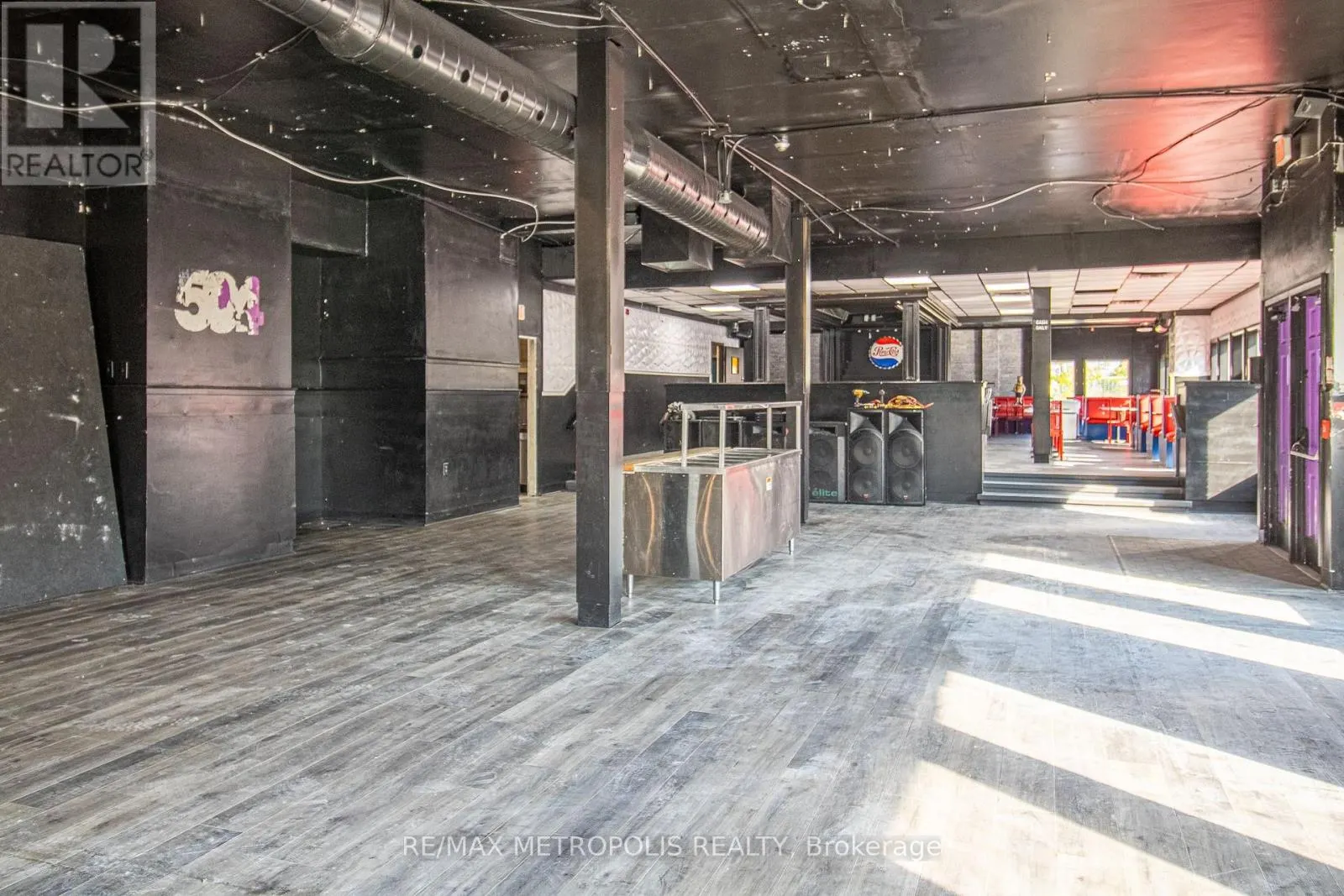 504 SIMCOE STREET S