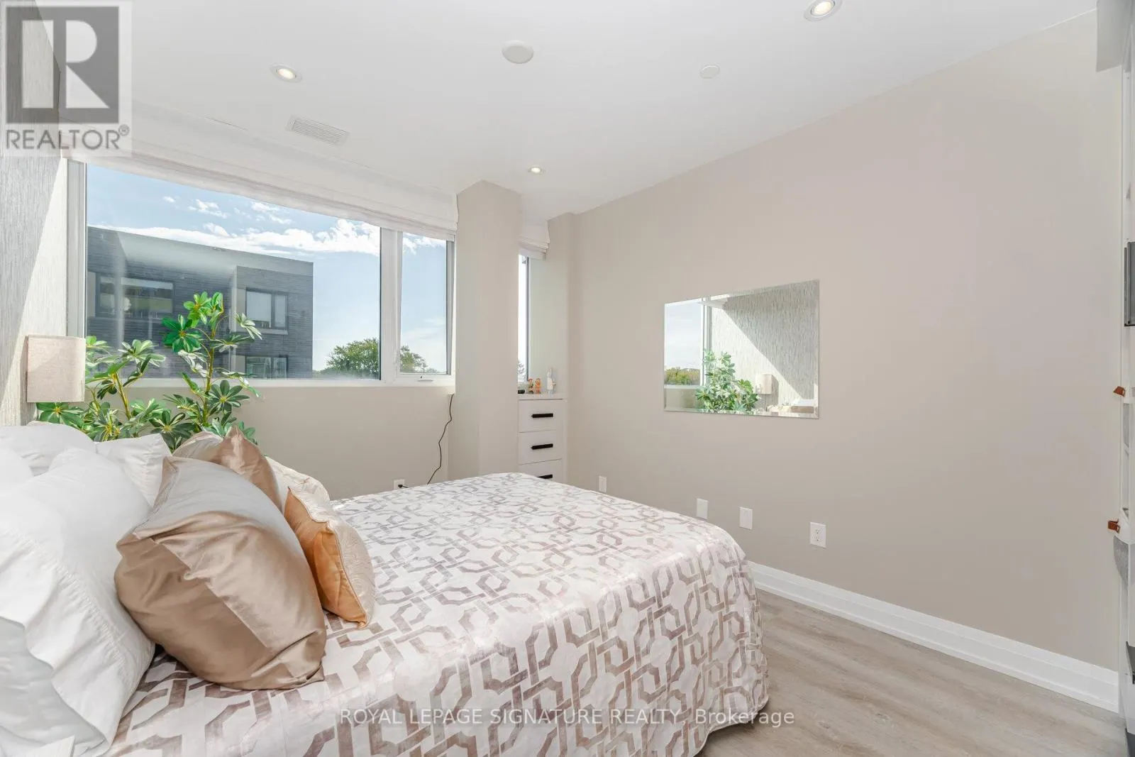 502 - 200 WOODBINE AVENUE
