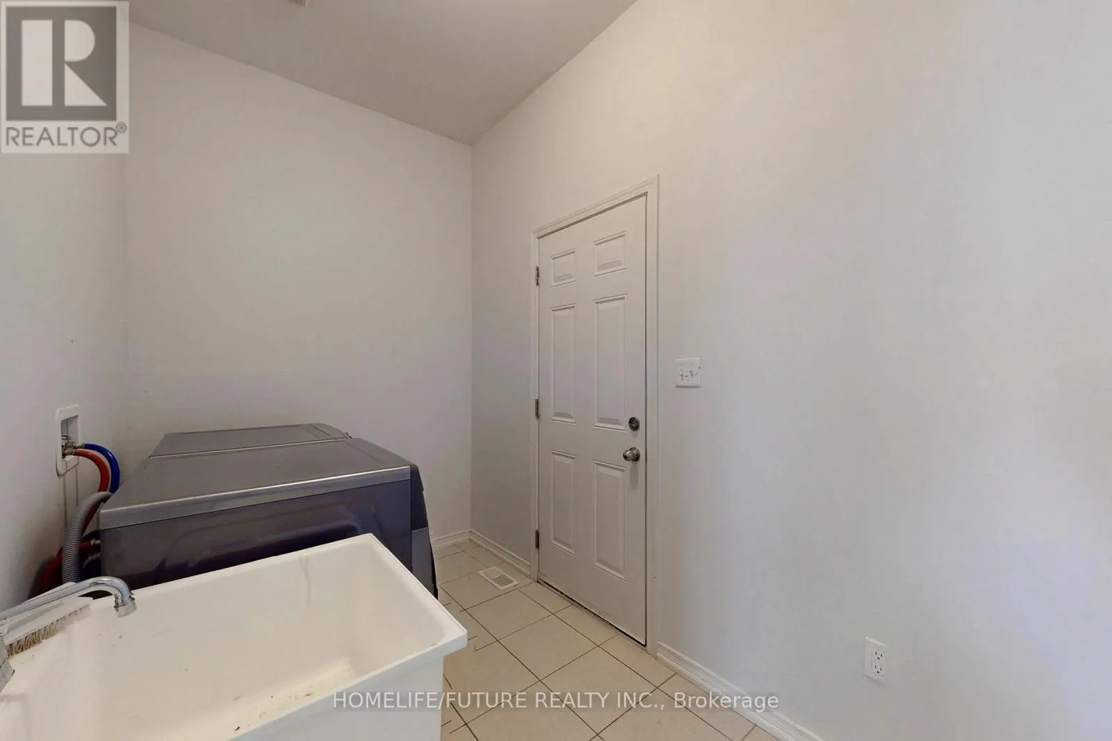 MAIN & 2ND - 2385 DRESS CIRCLE CRESCENT