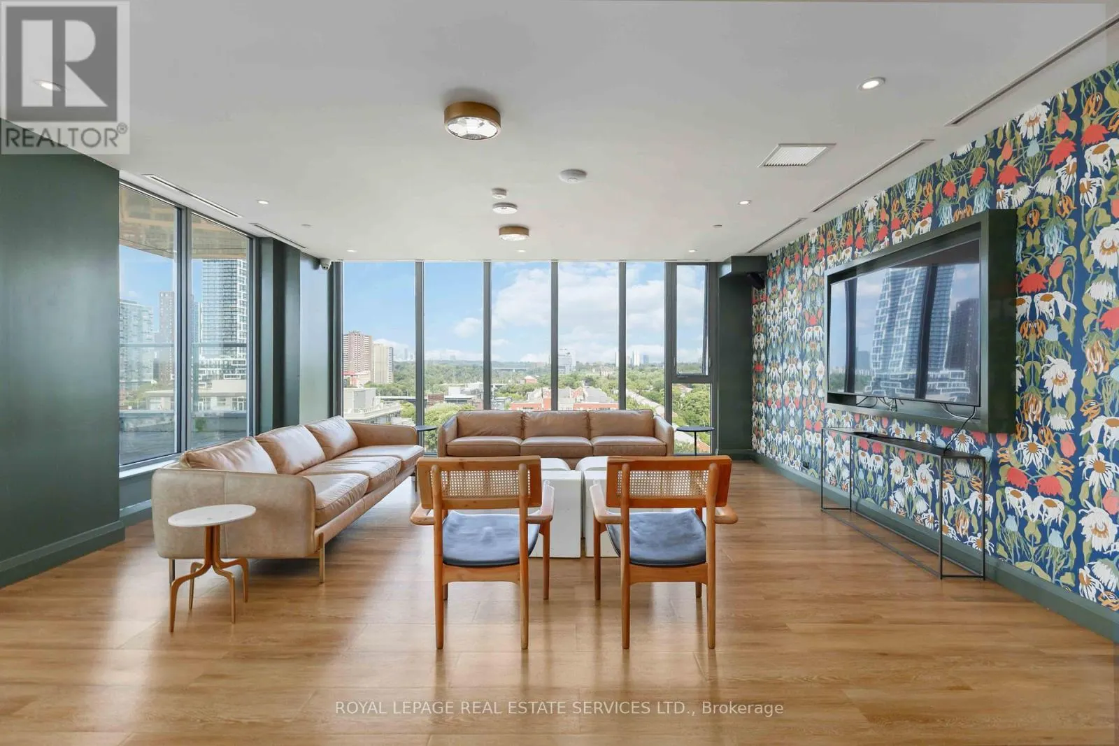 810 - 25 BASEBALL PLACE