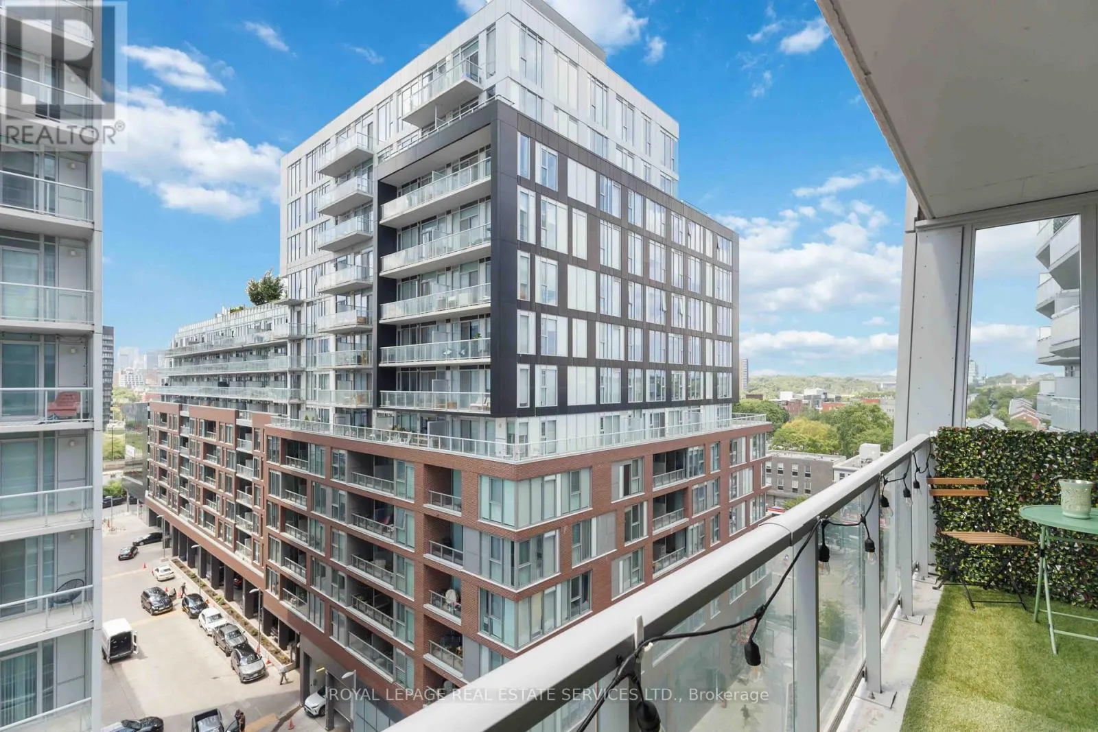 810 - 25 BASEBALL PLACE