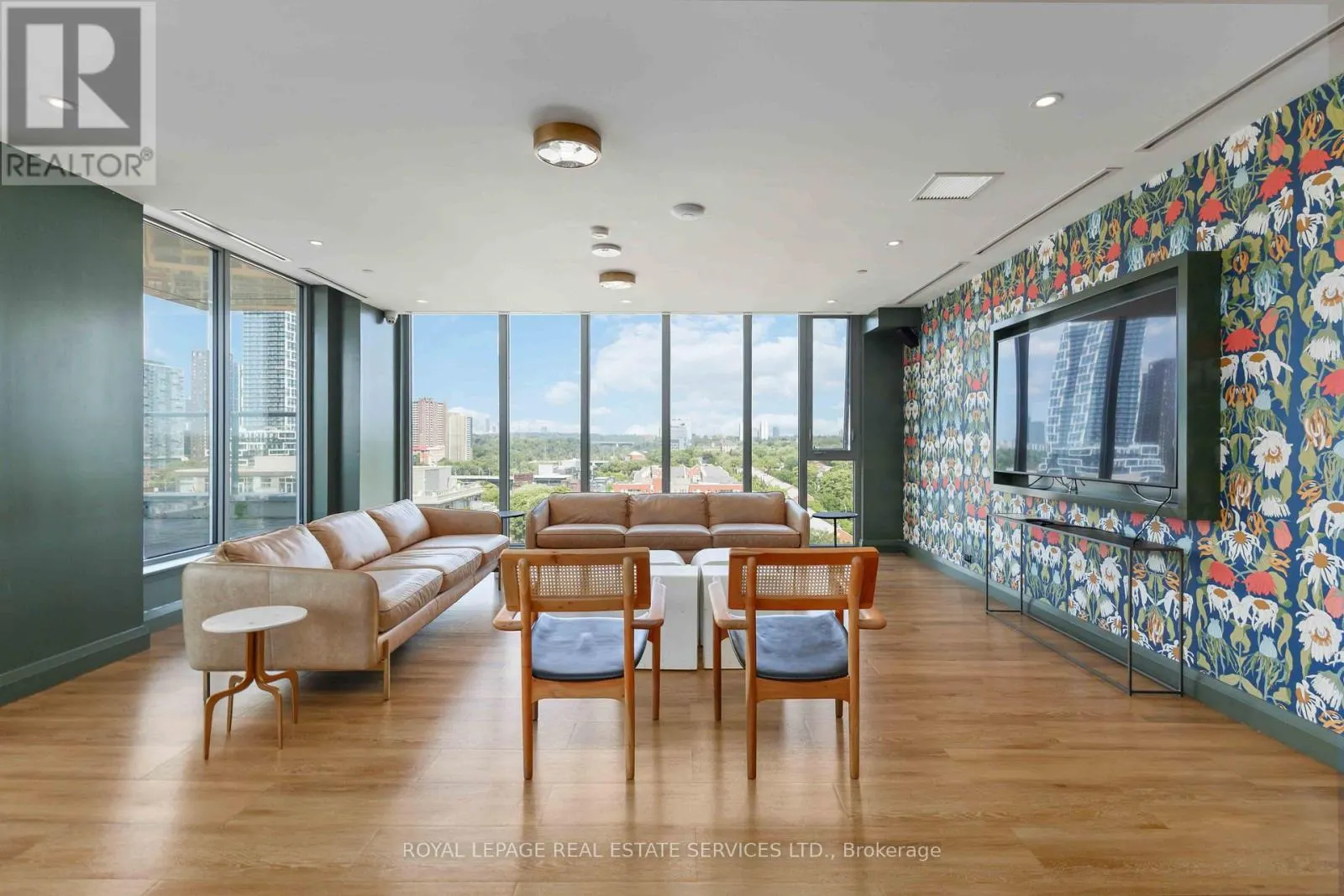 810 - 25 BASEBALL PLACE