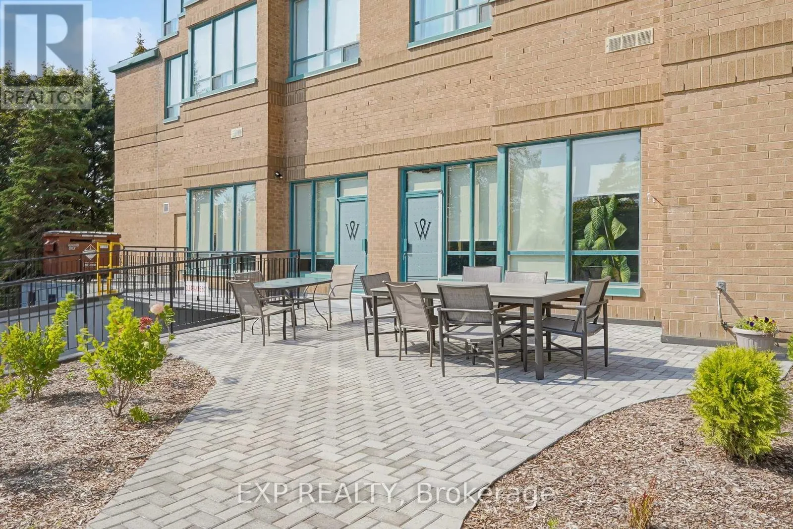 711 - 711 ROSSLAND ROAD E