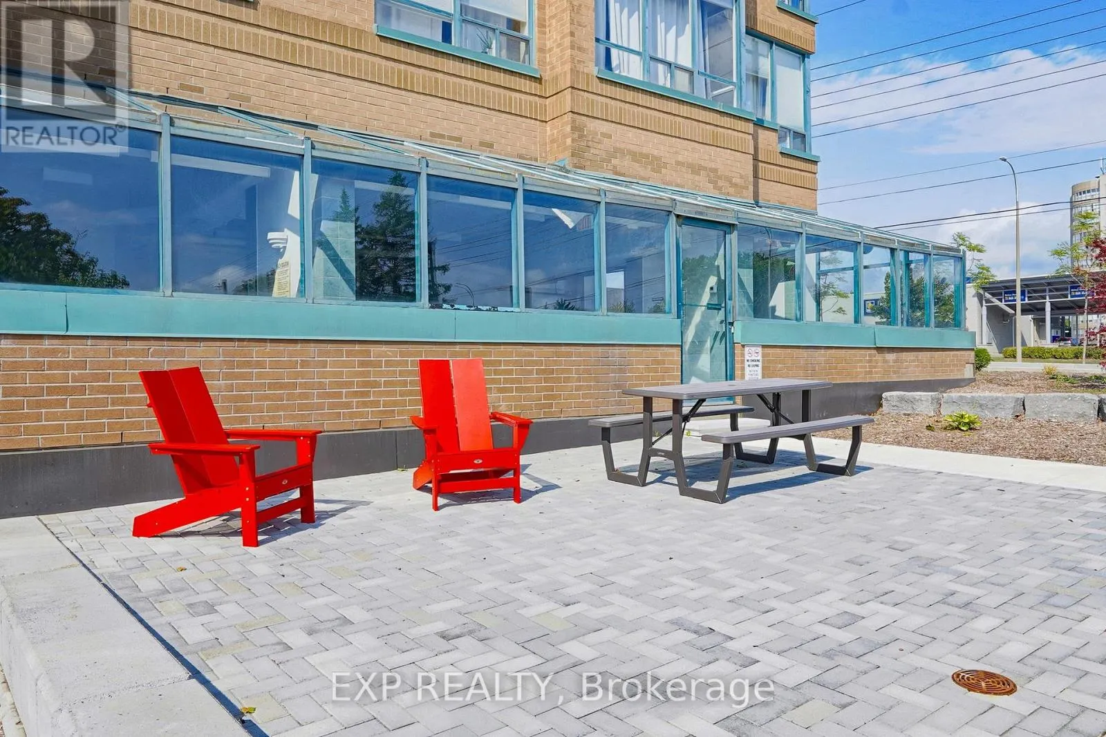 711 - 711 ROSSLAND ROAD E