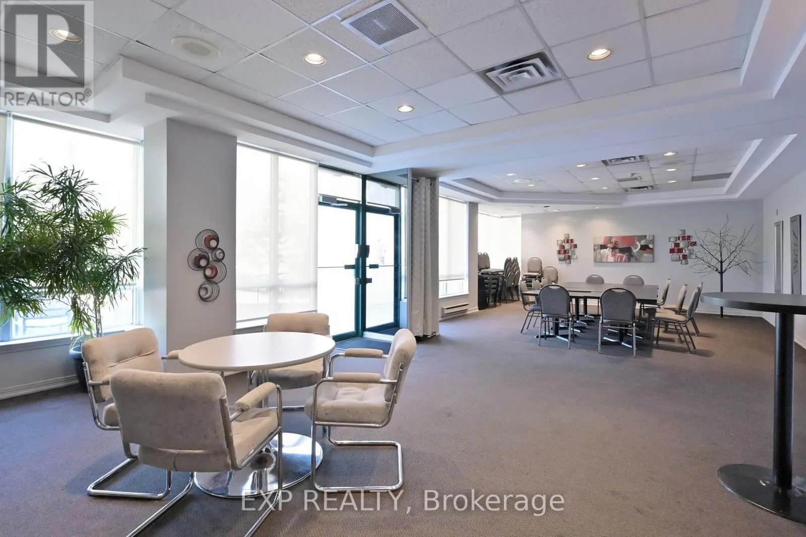 711 - 711 ROSSLAND ROAD E