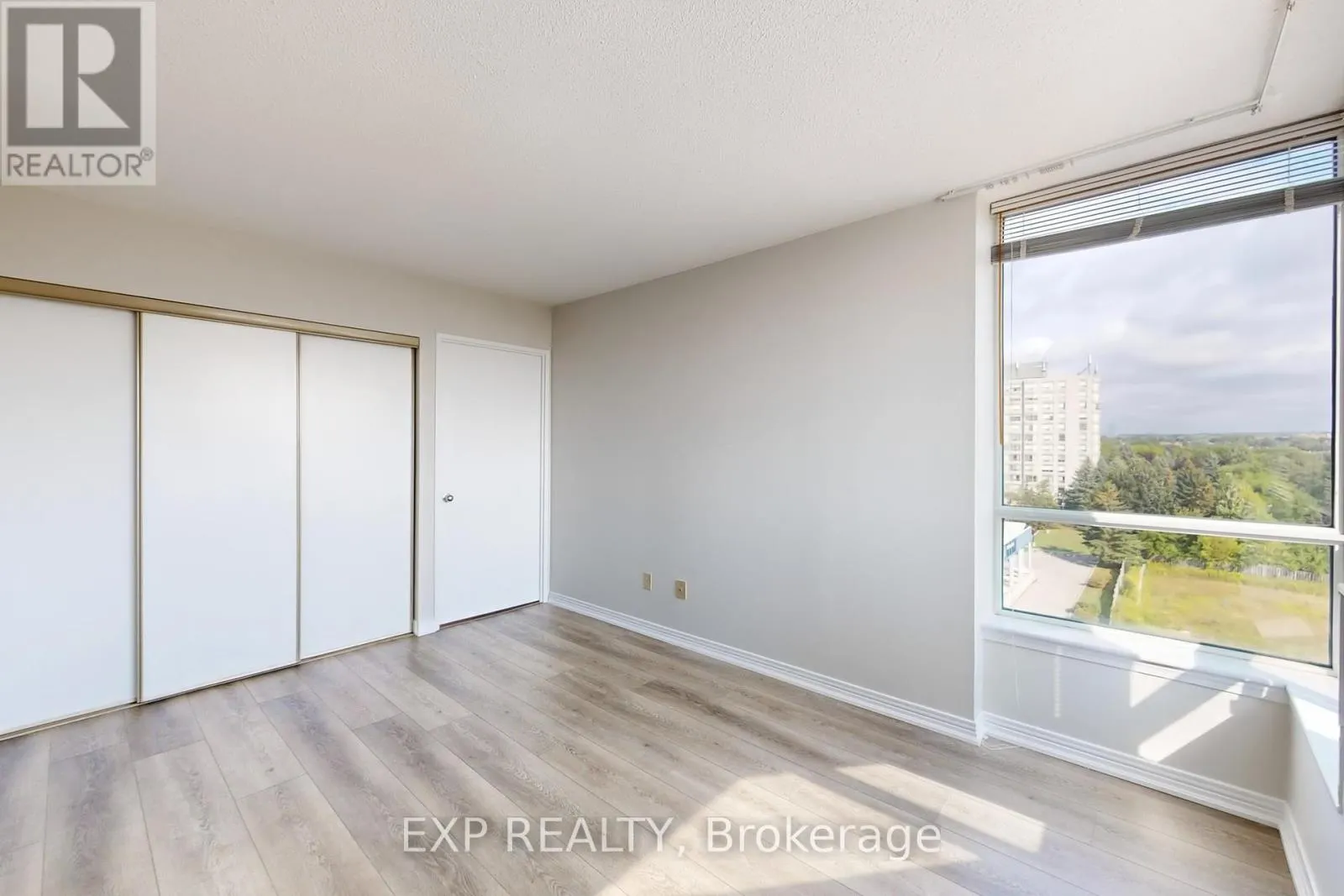 711 - 711 ROSSLAND ROAD E