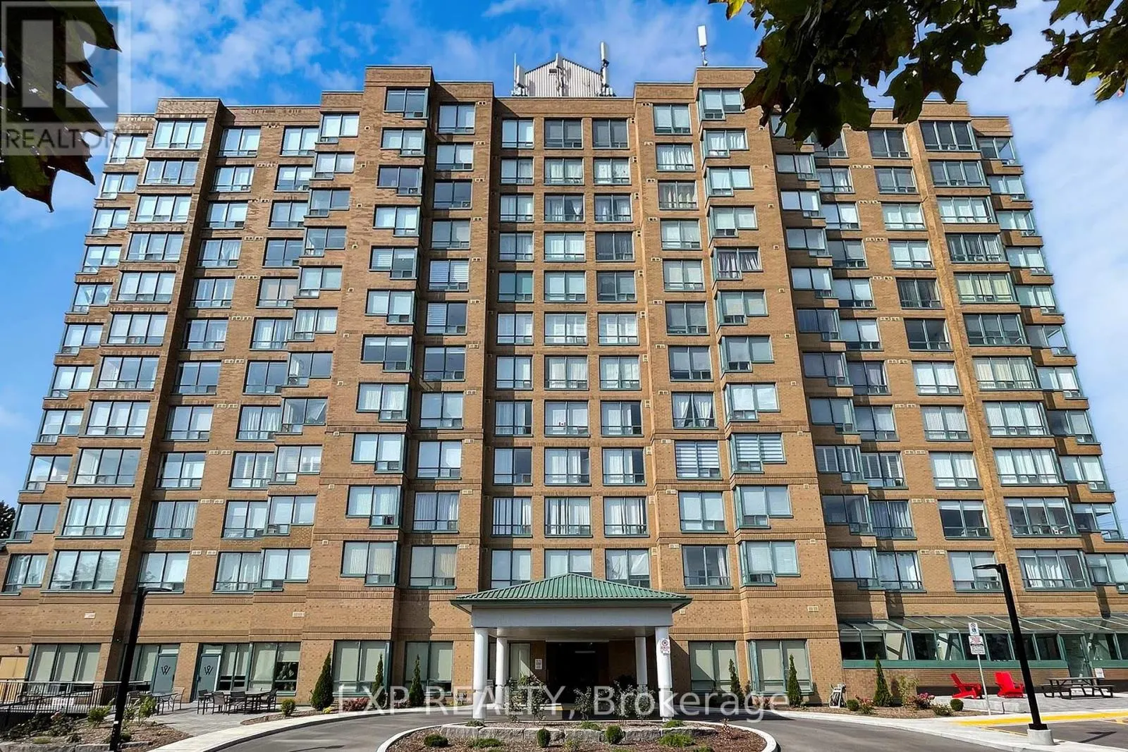 711 - 711 ROSSLAND ROAD E