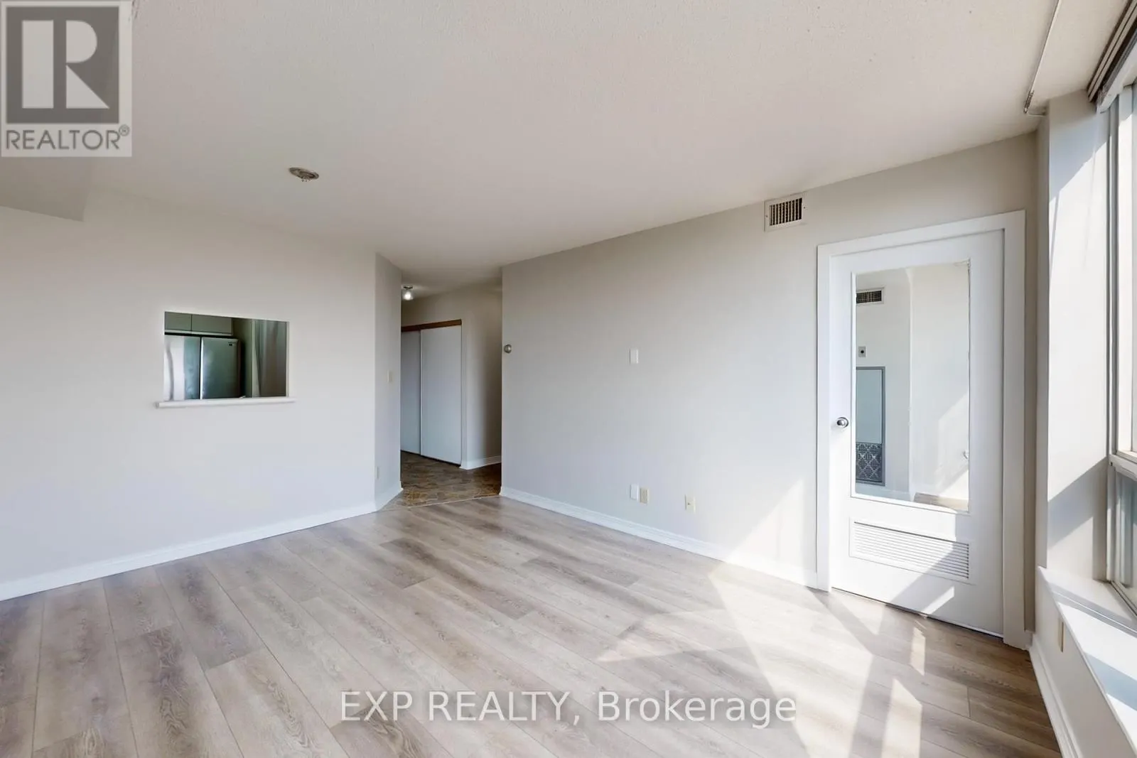 711 - 711 ROSSLAND ROAD E