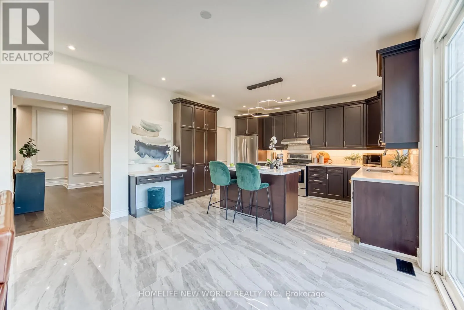2437 EQUESTRIAN CRESCENT