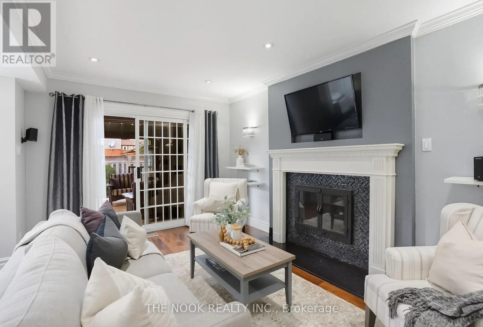 18 MOWAT COURT