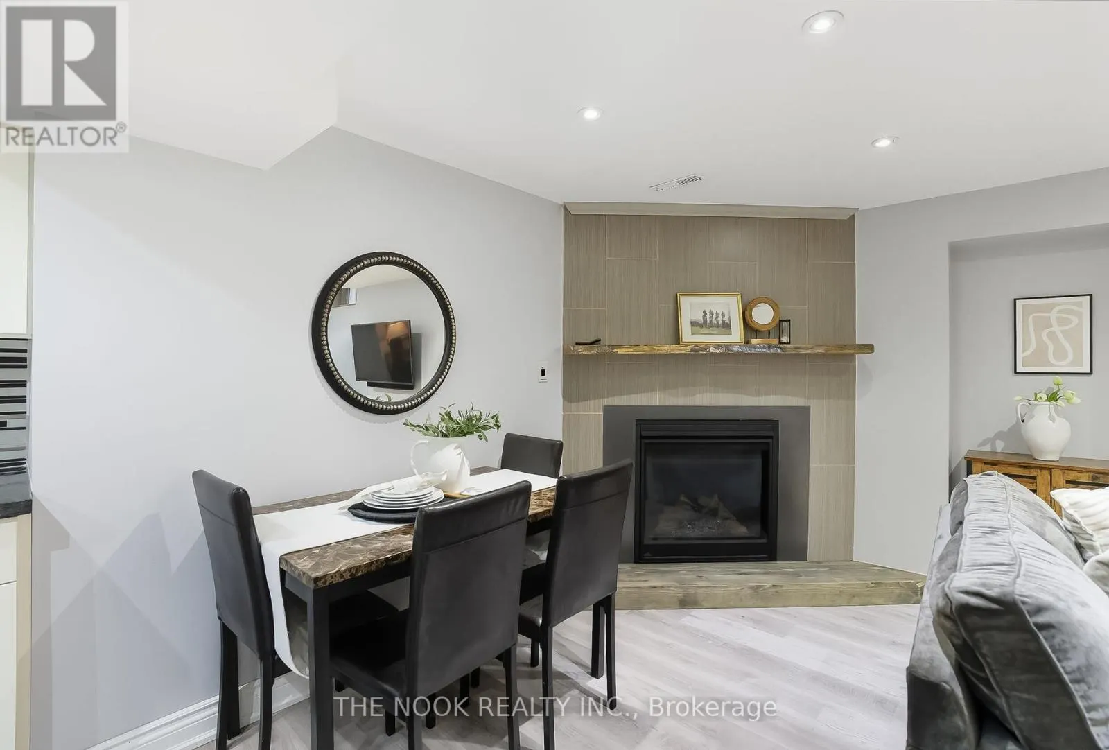 18 MOWAT COURT