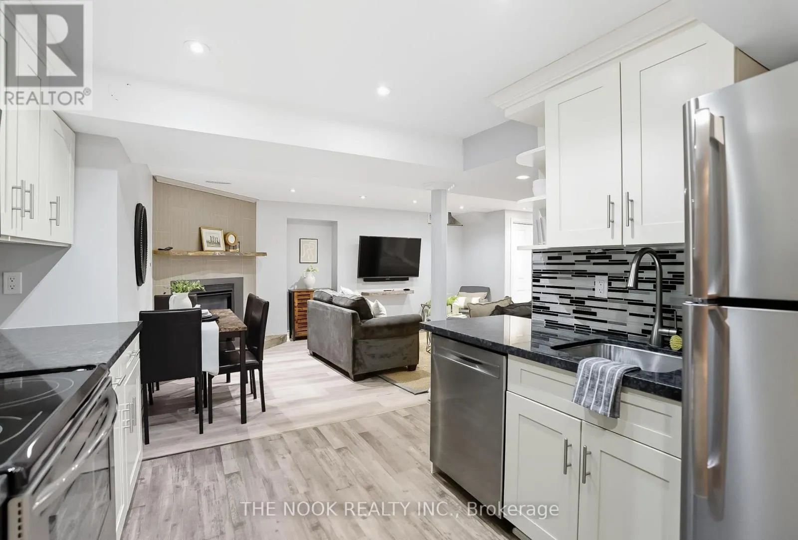 18 MOWAT COURT
