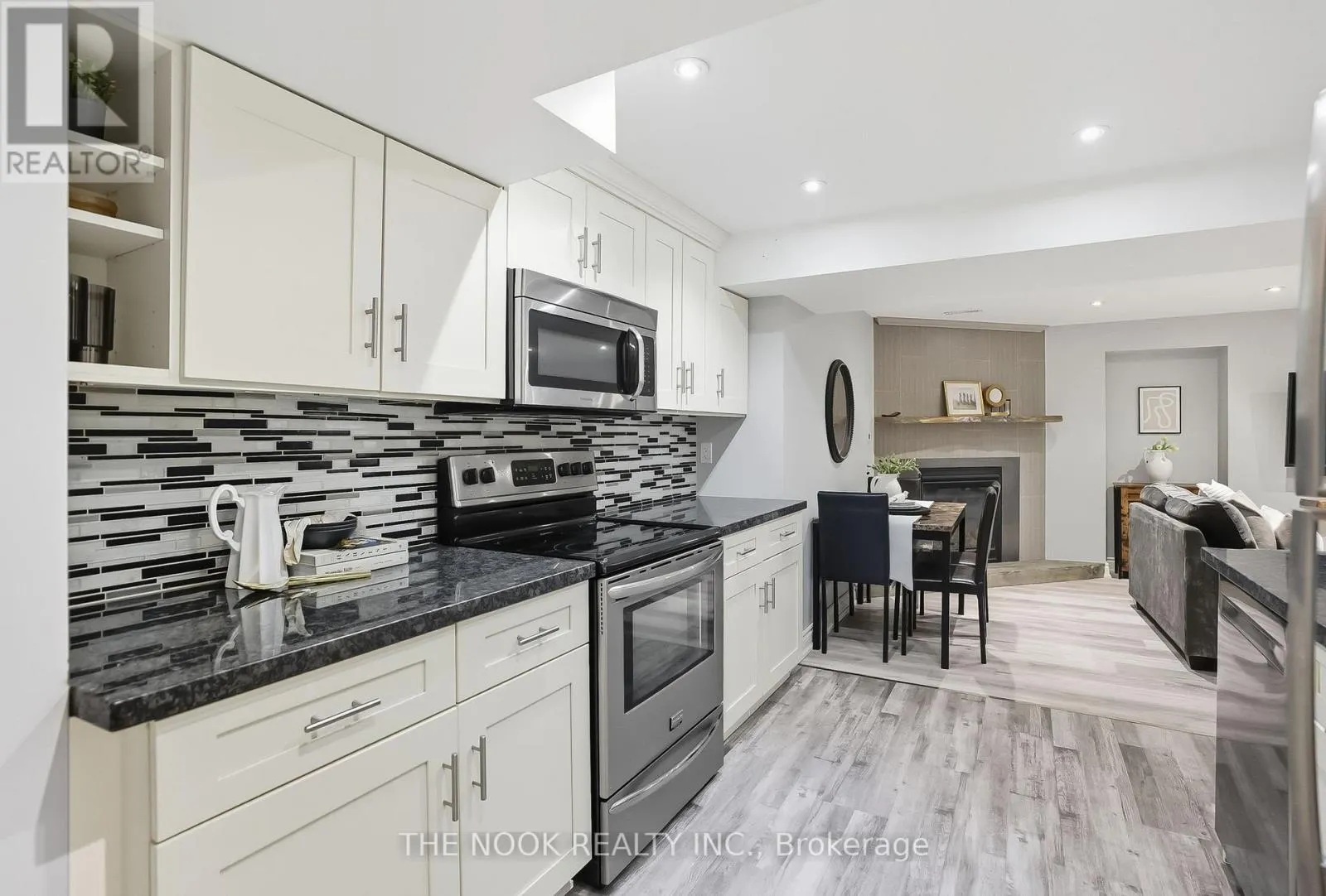 18 MOWAT COURT