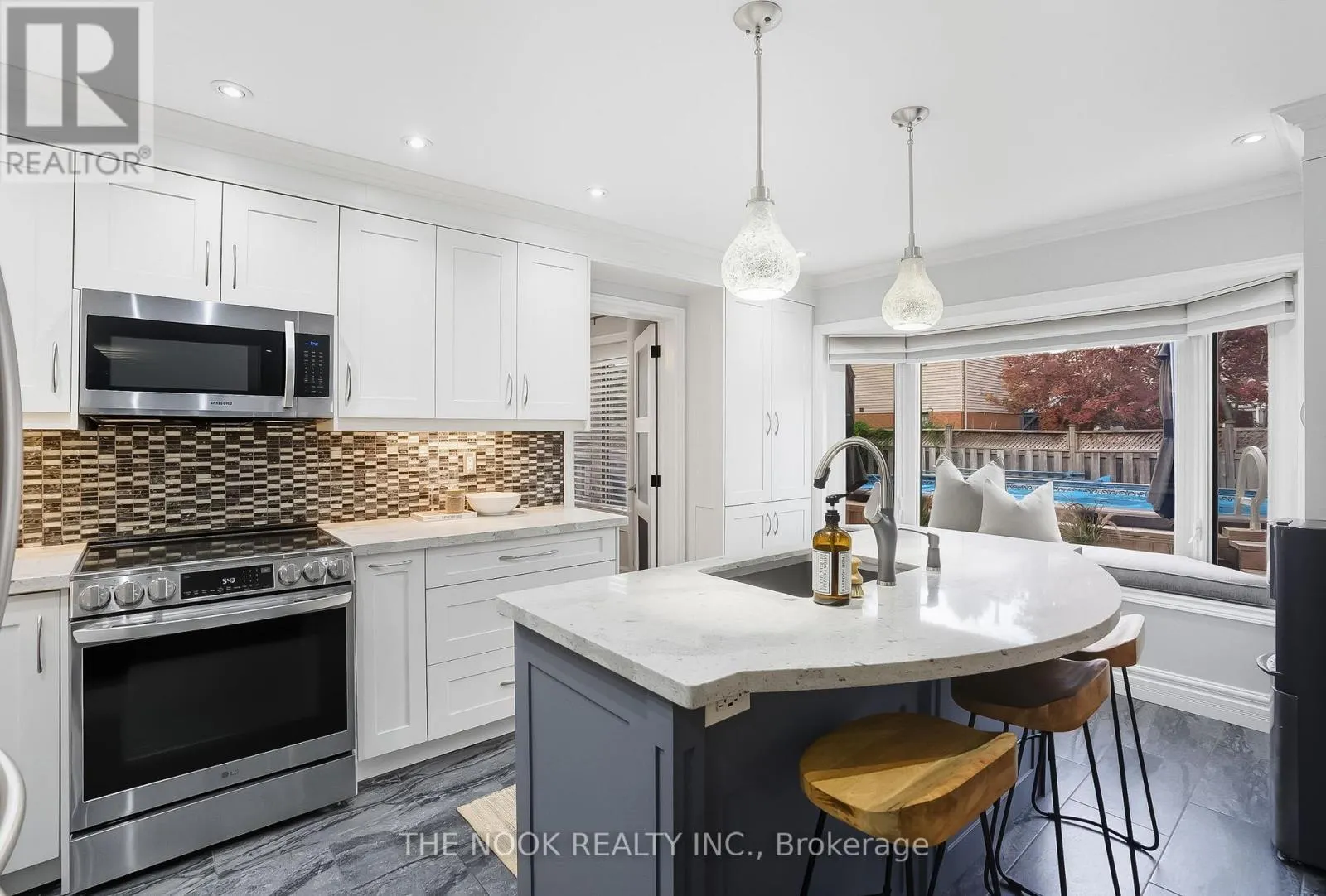 18 MOWAT COURT