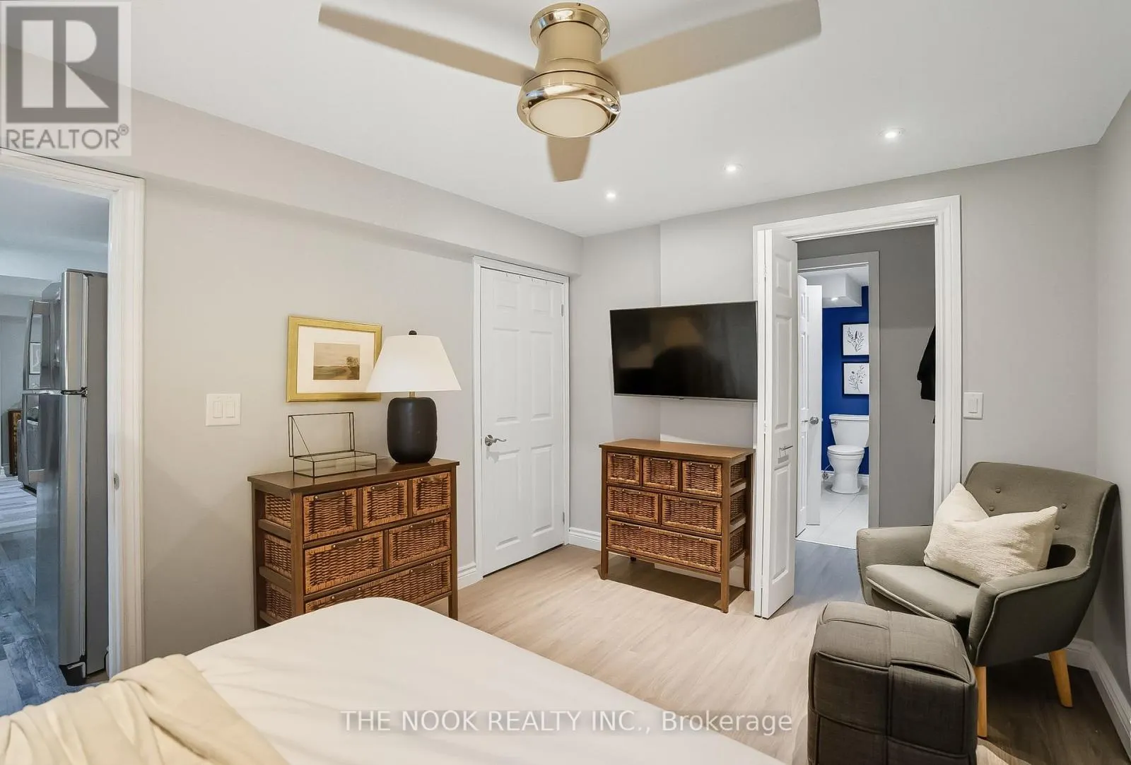 18 MOWAT COURT