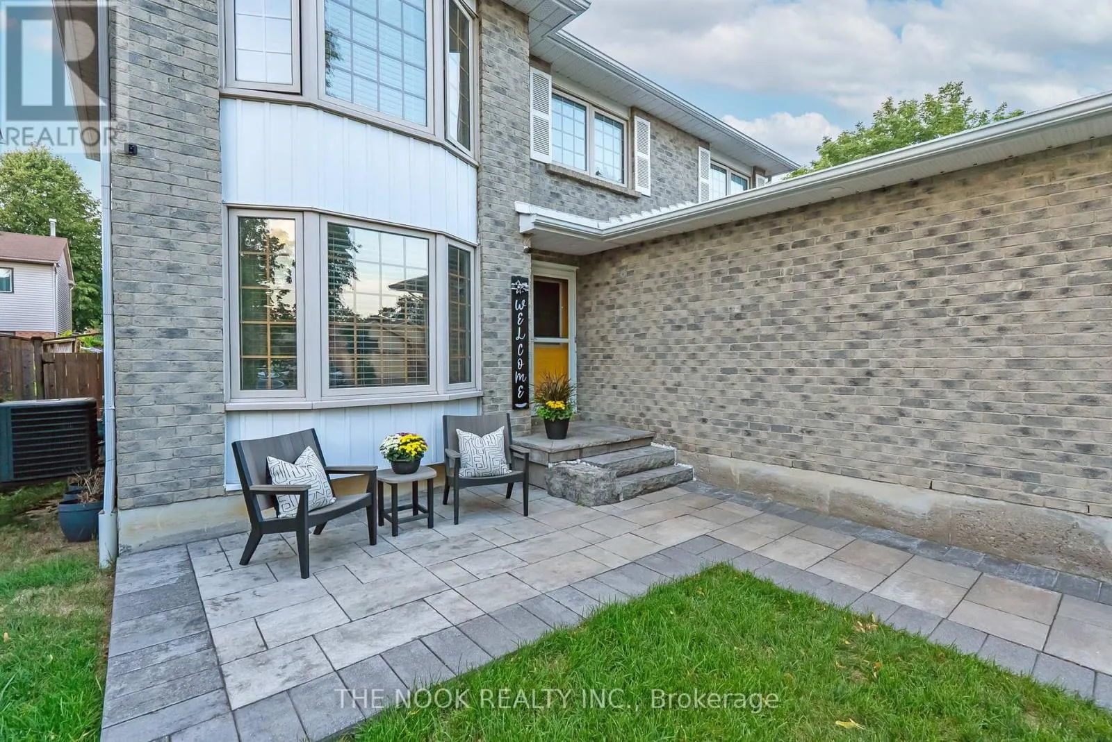 18 MOWAT COURT